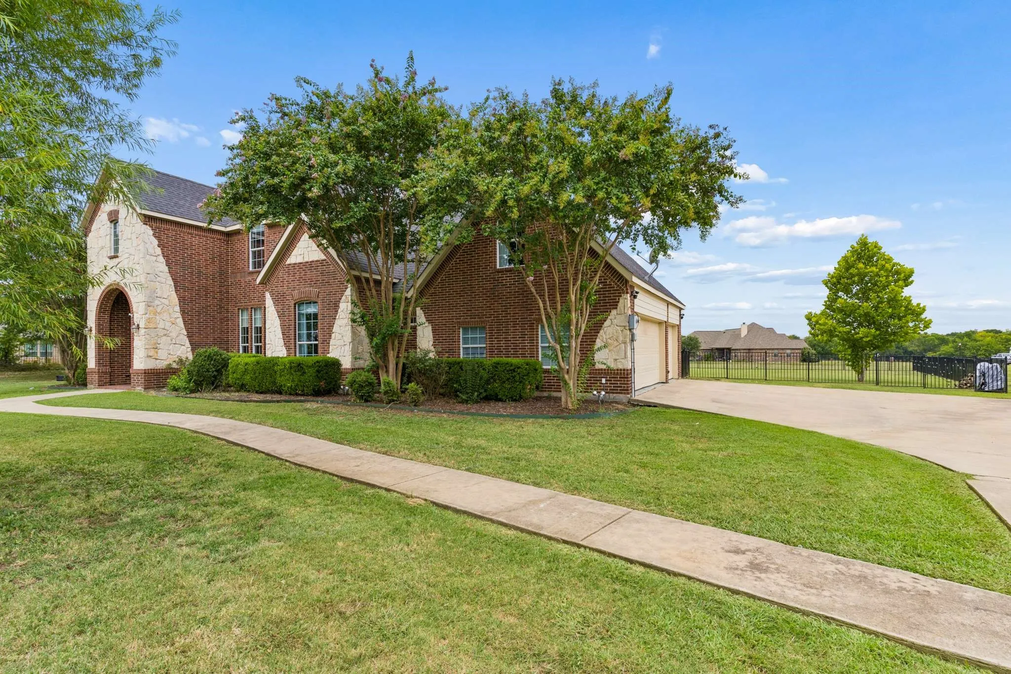 Single Family Residence For Sale in Grayson County , 1001 Pike Road, Gunter, Texas 75058, 4 Bedroom, 3 Bathroom, 3 Garage spaces, 3,209 Sqft, built in 2007, mls#21345337, Real Estate Agent in Gunter, Homes For Sale in Grayson county, Homes For Sale in Gunter, Realtor in Gunter Texas, Real Estate Brokerage Independent Realty Texas, Luminita Cordes Realtor