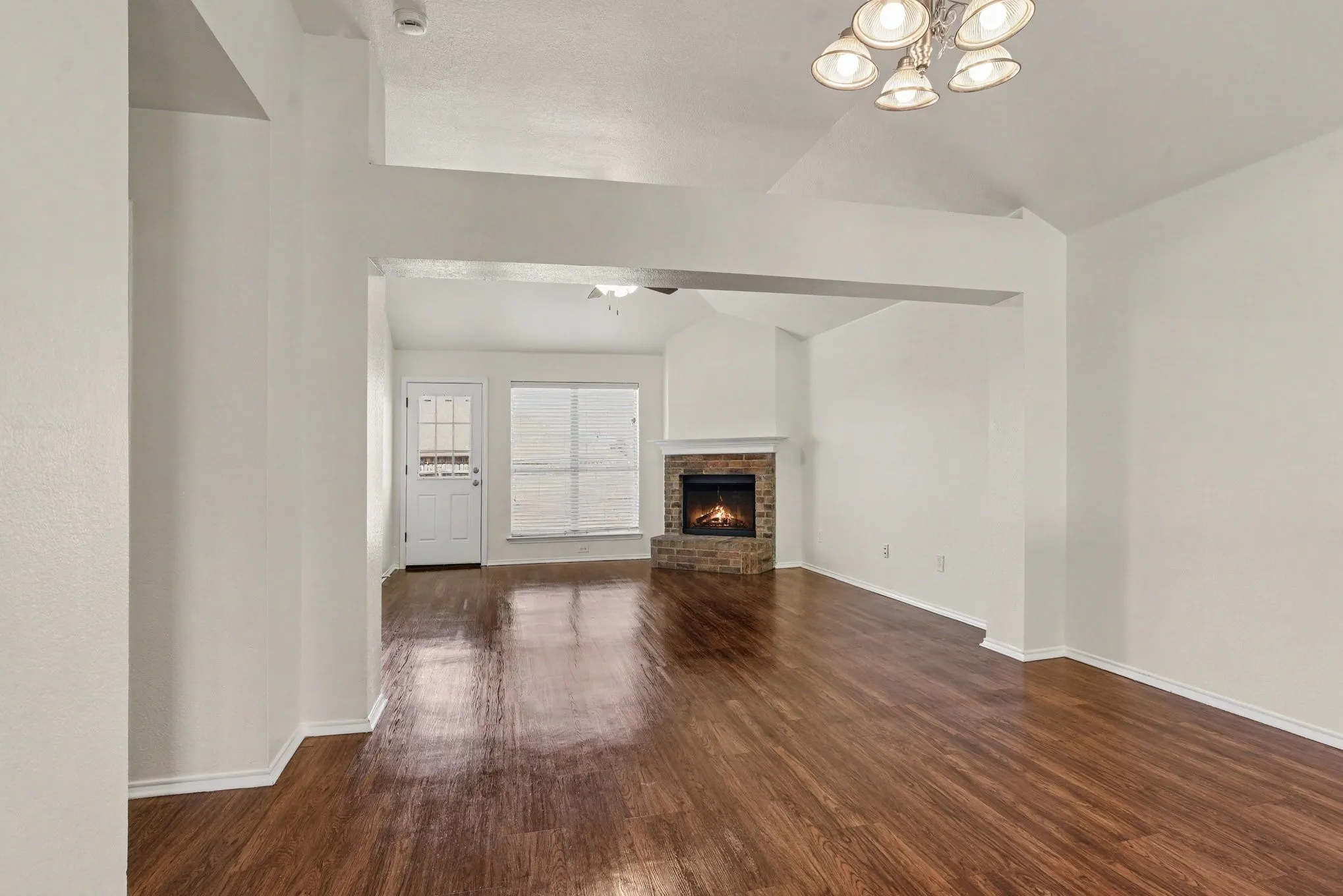 Single Family Residence For Sale in Kaufman County , 115 Windsor, Forney, Texas 75126, 3 Bedroom, 2 Bathroom, 2 Garage spaces, 1,420 Sqft, built in 2007, mls#21344273, Real Estate Agent in Forney, Homes For Sale in Kaufman county, Homes For Sale in Forney, Realtor in Forney Texas, Real Estate Brokerage Independent Realty Texas, Luminita Cordes Realtor