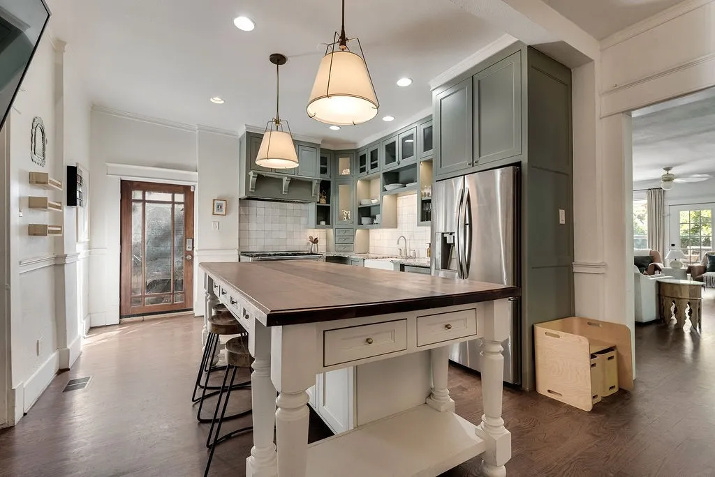Single Family Residence For Sale in Dallas County , 4710 Swiss Avenue, Dallas, Texas 75204, 4 Bedroom, 3 Bathroom, Garage spaces, 3,004 Sqft, built in 1909, mls#21345497, Real Estate Agent in Dallas, Homes For Sale in Dallas county, Homes For Sale in Dallas, Realtor in Dallas Texas, Real Estate Brokerage Independent Realty Texas, Luminita Cordes Realtor