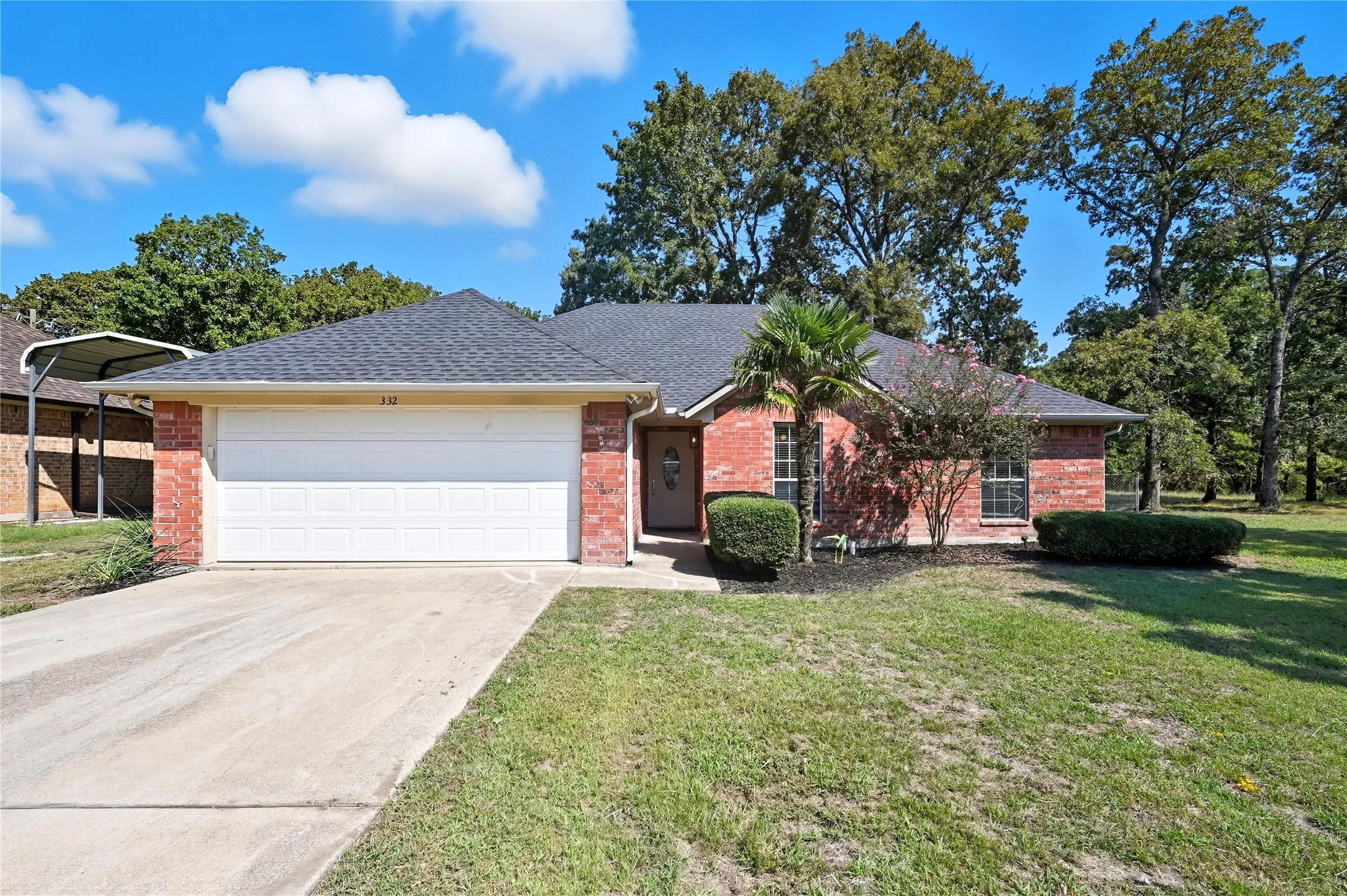 Single Family Residence For Sale in Hunt County , 332 Comanche Trail, West Tawakoni, Texas 75474, 3 Bedroom, 2 Bathroom, 2 Garage spaces, 1,438 Sqft, built in 2005, mls#21347100, Real Estate Agent in West Tawakoni, Homes For Sale in Hunt county, Homes For Sale in West Tawakoni, Realtor in West Tawakoni Texas, Real Estate Brokerage Independent Realty Texas, Luminita Cordes Realtor