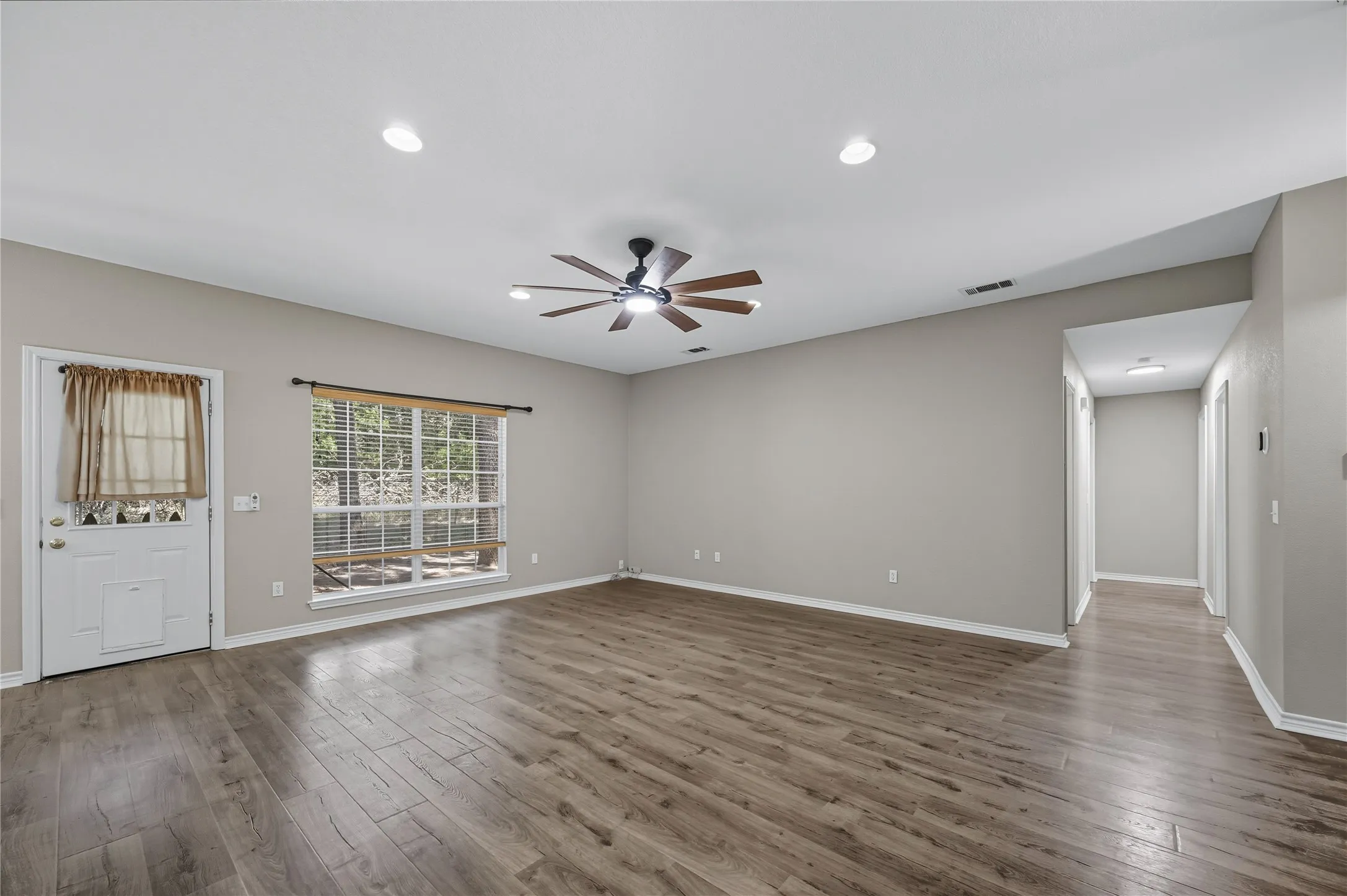 Single Family Residence For Sale in Hunt County , 332 Comanche Trail, West Tawakoni, Texas 75474, 3 Bedroom, 2 Bathroom, 2 Garage spaces, 1,438 Sqft, built in 2005, mls#21347100, Real Estate Agent in West Tawakoni, Homes For Sale in Hunt county, Homes For Sale in West Tawakoni, Realtor in West Tawakoni Texas, Real Estate Brokerage Independent Realty Texas, Luminita Cordes Realtor