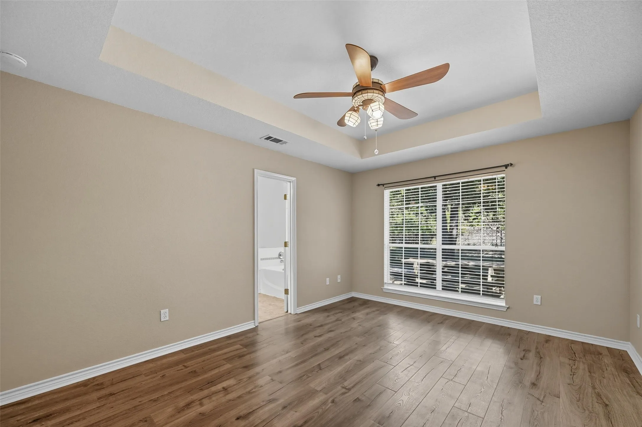 Tray ceiling with decorative ceiling fan and Pergo flooring