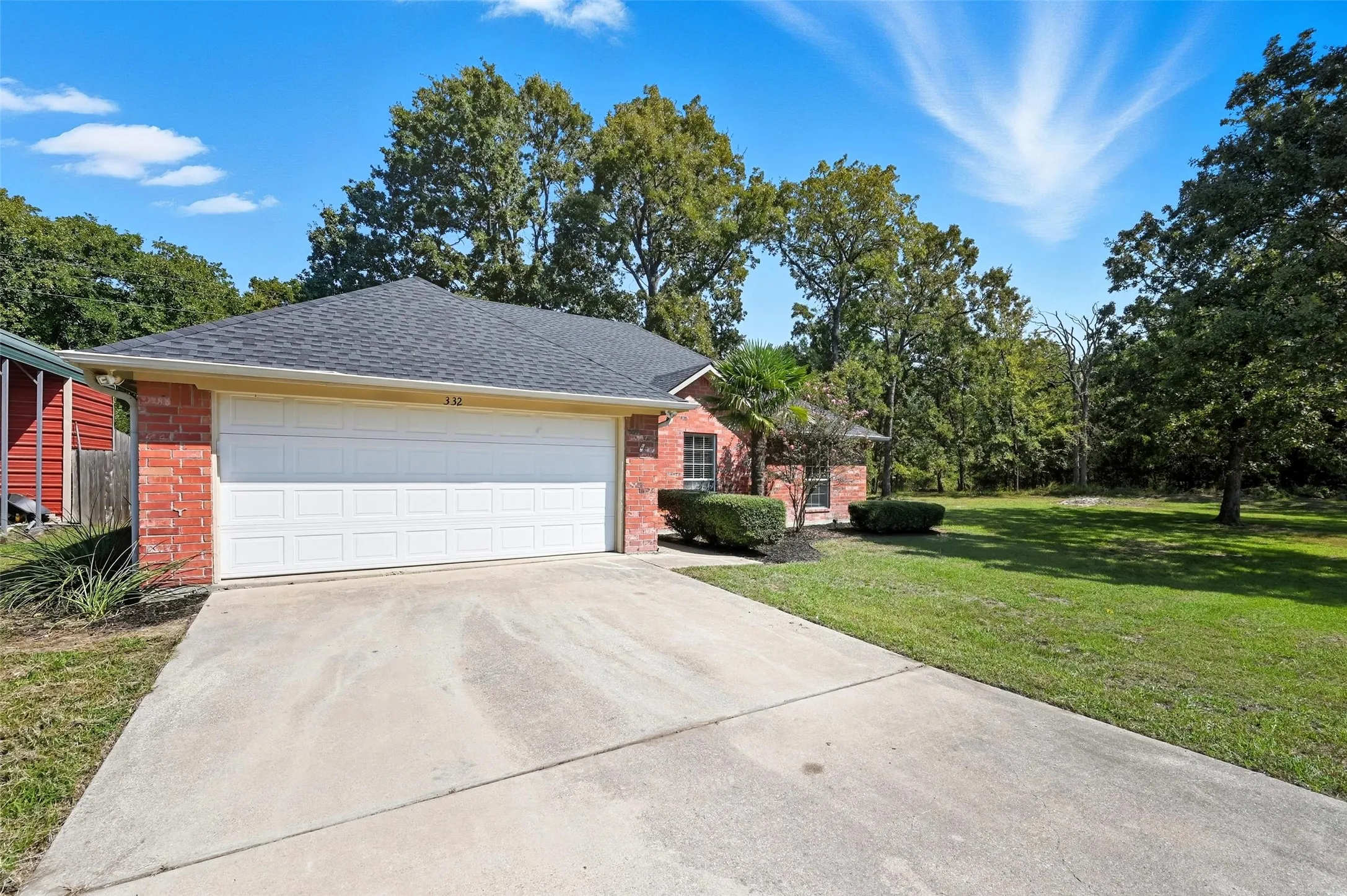 Single Family Residence For Sale in Hunt County , 332 Comanche Trail, West Tawakoni, Texas 75474, 3 Bedroom, 2 Bathroom, 2 Garage spaces, 1,438 Sqft, built in 2005, mls#21347100, Real Estate Agent in West Tawakoni, Homes For Sale in Hunt county, Homes For Sale in West Tawakoni, Realtor in West Tawakoni Texas, Real Estate Brokerage Independent Realty Texas, Luminita Cordes Realtor