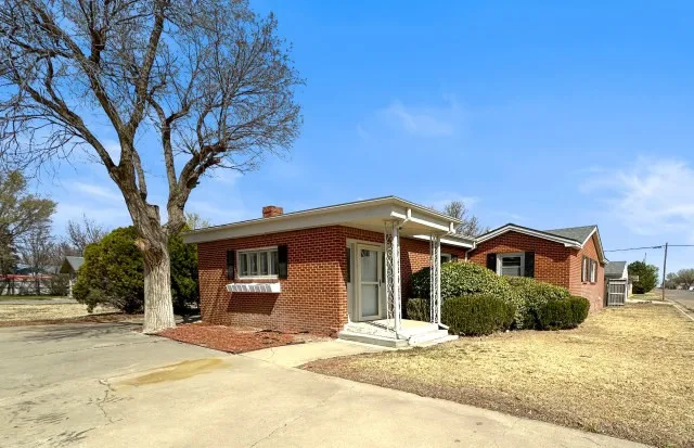 Single Family Residence For Sale in Hansford County , 321 Barkley Street, Spearman, Texas 79081, 3 Bedroom, 2 Bathroom, 2 Garage spaces, 2,418 Sqft, built in 1965, mls#21347099, Real Estate Agent in Spearman, Homes For Sale in Hansford county, Homes For Sale in Spearman, Realtor in Spearman Texas, Real Estate Brokerage Independent Realty Texas, Luminita Cordes Realtor