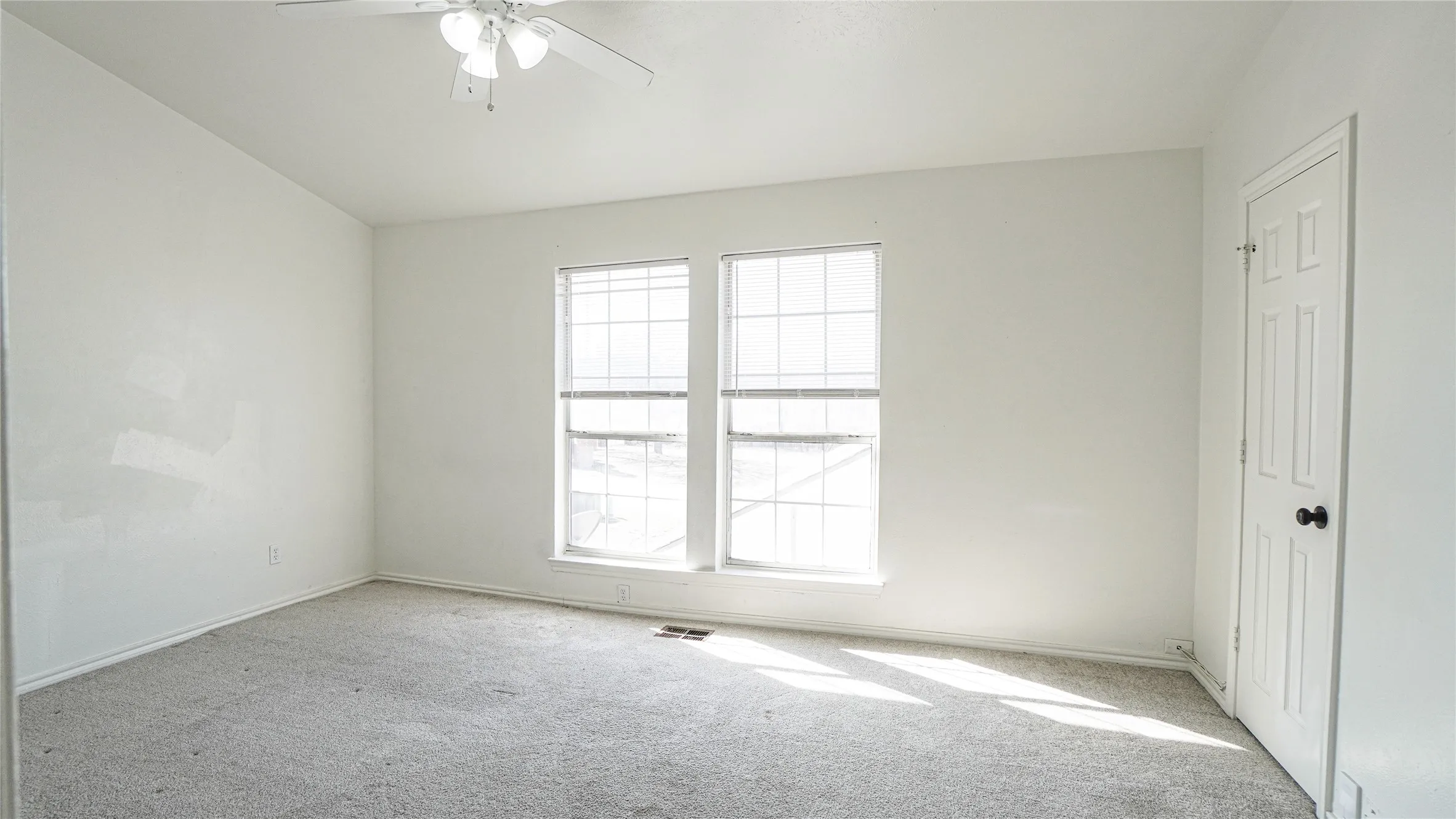 Townhouse For Sale in Dallas County , 1777 Westerham Drive, Dallas, Texas 75232, 3 Bedroom, 3 Bathroom, Garage spaces, 1,301 Sqft, built in 1985, mls#21344425, Real Estate Agent in Dallas, Homes For Sale in Dallas county, Homes For Sale in Dallas, Realtor in Dallas Texas, Real Estate Brokerage Independent Realty Texas, Luminita Cordes Realtor