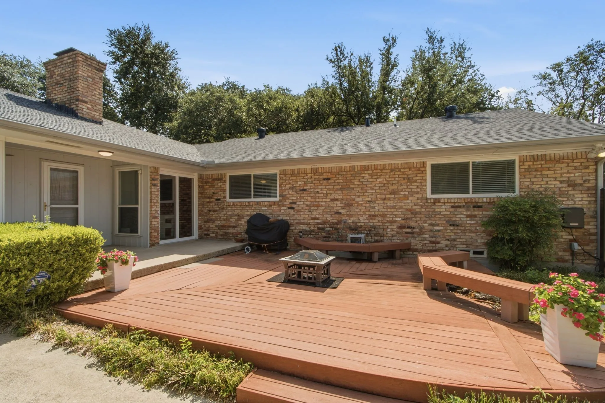 Spacious outdoor deck featuring wood-finish flooring with integrated seating