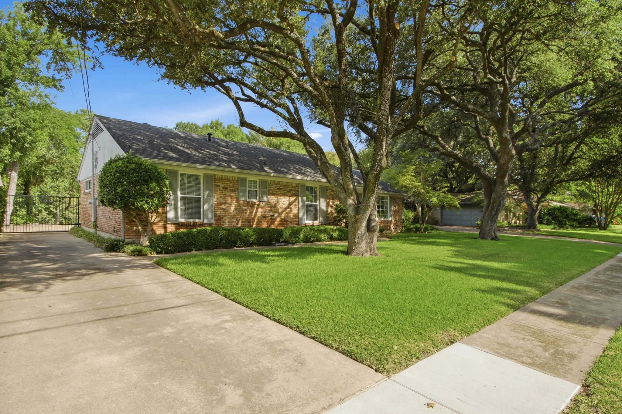Single Family Residence For Sale in Dallas County , 939 Blue Lake Circle, Richardson, Texas 75080, 3 Bedroom, 3 Bathroom, 2 Garage spaces, 2,102 Sqft, built in 1960, mls#21344541, Real Estate Agent in Richardson, Homes For Sale in Dallas county, Homes For Sale in Richardson, Realtor in Richardson Texas, Real Estate Brokerage Independent Realty Texas, Luminita Cordes Realtor