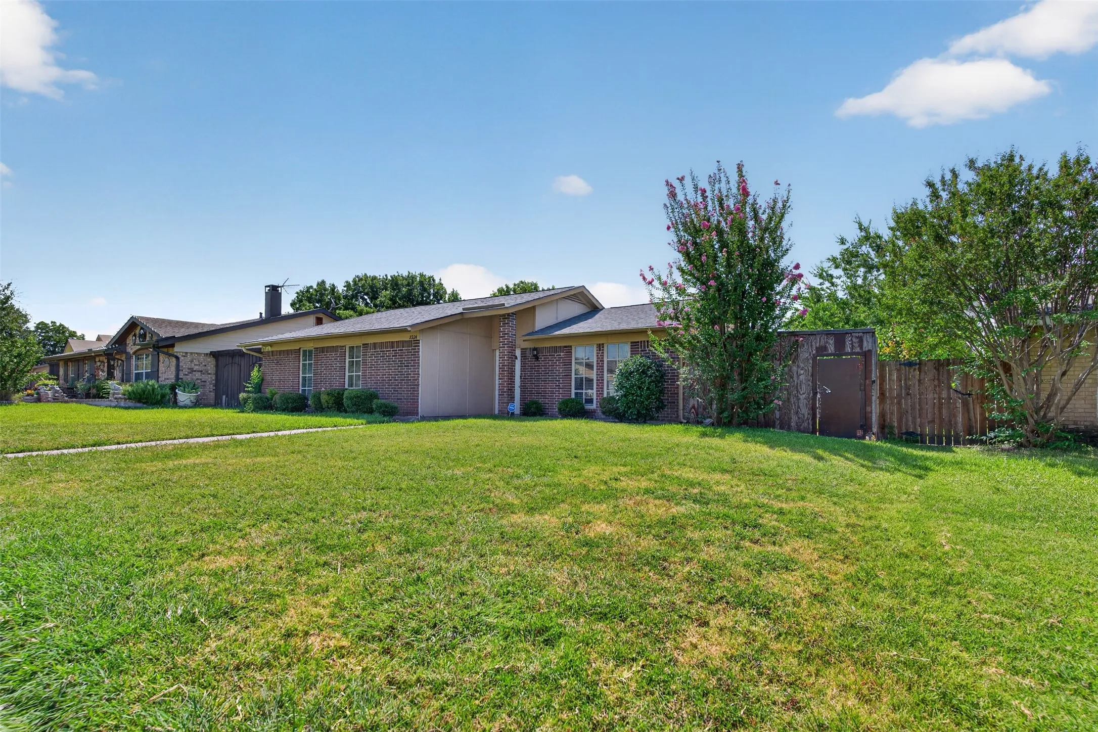 Single Family Residence For Sale in Dallas County , 2224 Crockett Drive, Carrollton, Texas 75006, 3 Bedroom, 2 Bathroom, 2 Garage spaces, 1,410 Sqft, built in 1981, mls#21347111, Real Estate Agent in Carrollton, Homes For Sale in Dallas county, Homes For Sale in Carrollton, Realtor in Carrollton Texas, Real Estate Brokerage Independent Realty Texas, Luminita Cordes Realtor