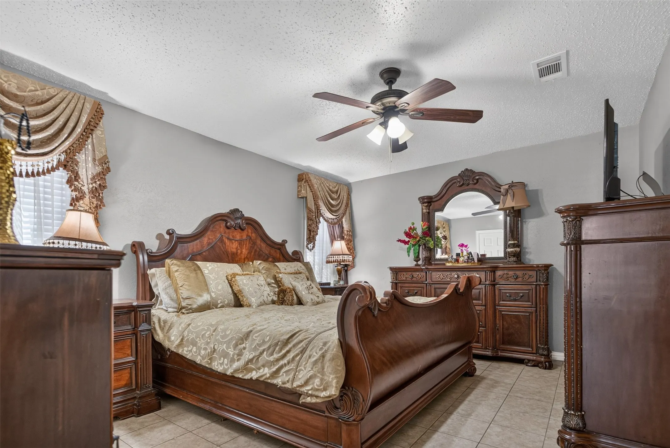 Single Family Residence For Sale in Dallas County , 2224 Crockett Drive, Carrollton, Texas 75006, 3 Bedroom, 2 Bathroom, 2 Garage spaces, 1,410 Sqft, built in 1981, mls#21347111, Real Estate Agent in Carrollton, Homes For Sale in Dallas county, Homes For Sale in Carrollton, Realtor in Carrollton Texas, Real Estate Brokerage Independent Realty Texas, Luminita Cordes Realtor
