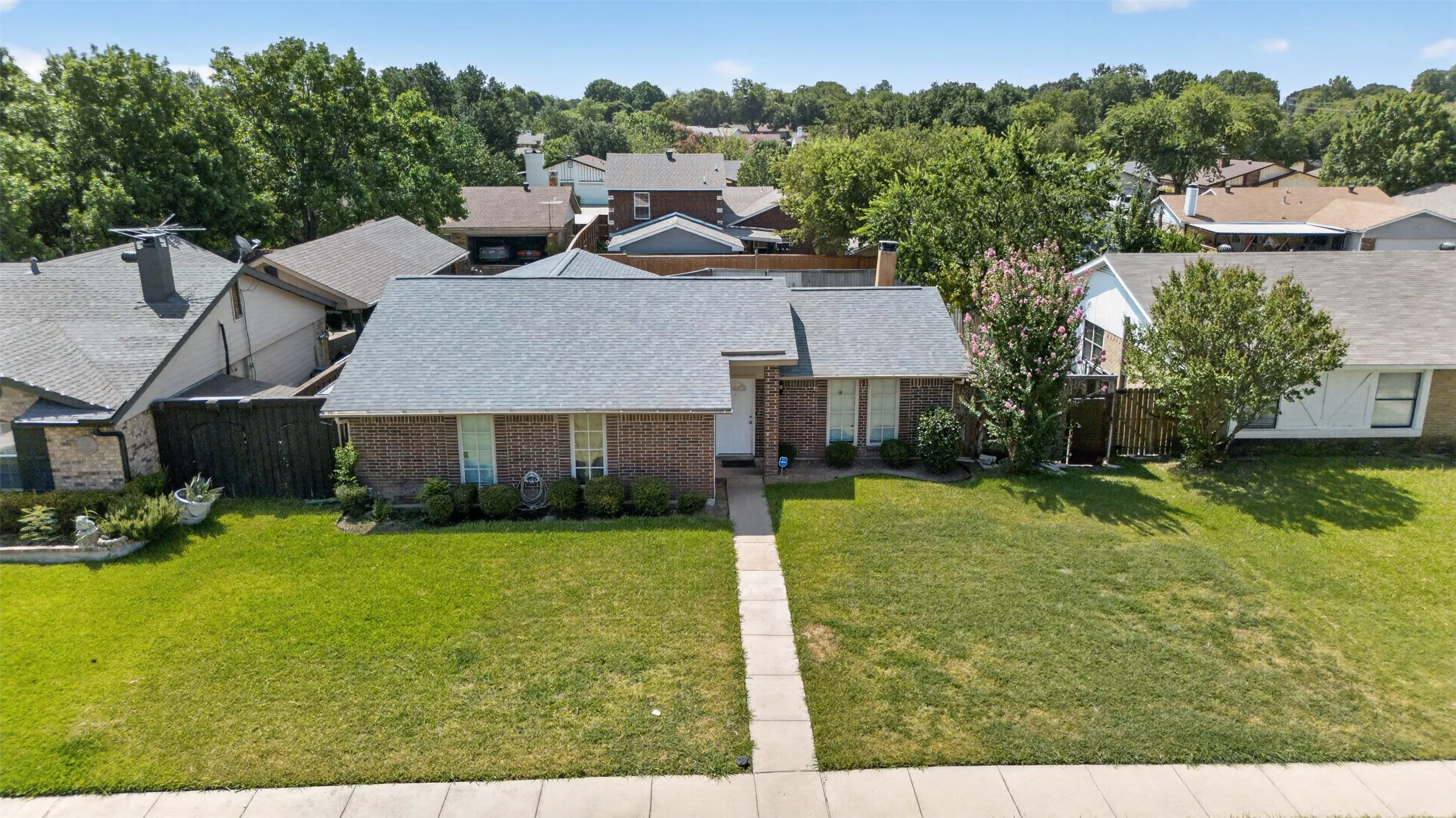Single Family Residence For Sale in Dallas County , 2224 Crockett Drive, Carrollton, Texas 75006, 3 Bedroom, 2 Bathroom, 2 Garage spaces, 1,410 Sqft, built in 1981, mls#21347111, Real Estate Agent in Carrollton, Homes For Sale in Dallas county, Homes For Sale in Carrollton, Realtor in Carrollton Texas, Real Estate Brokerage Independent Realty Texas, Luminita Cordes Realtor