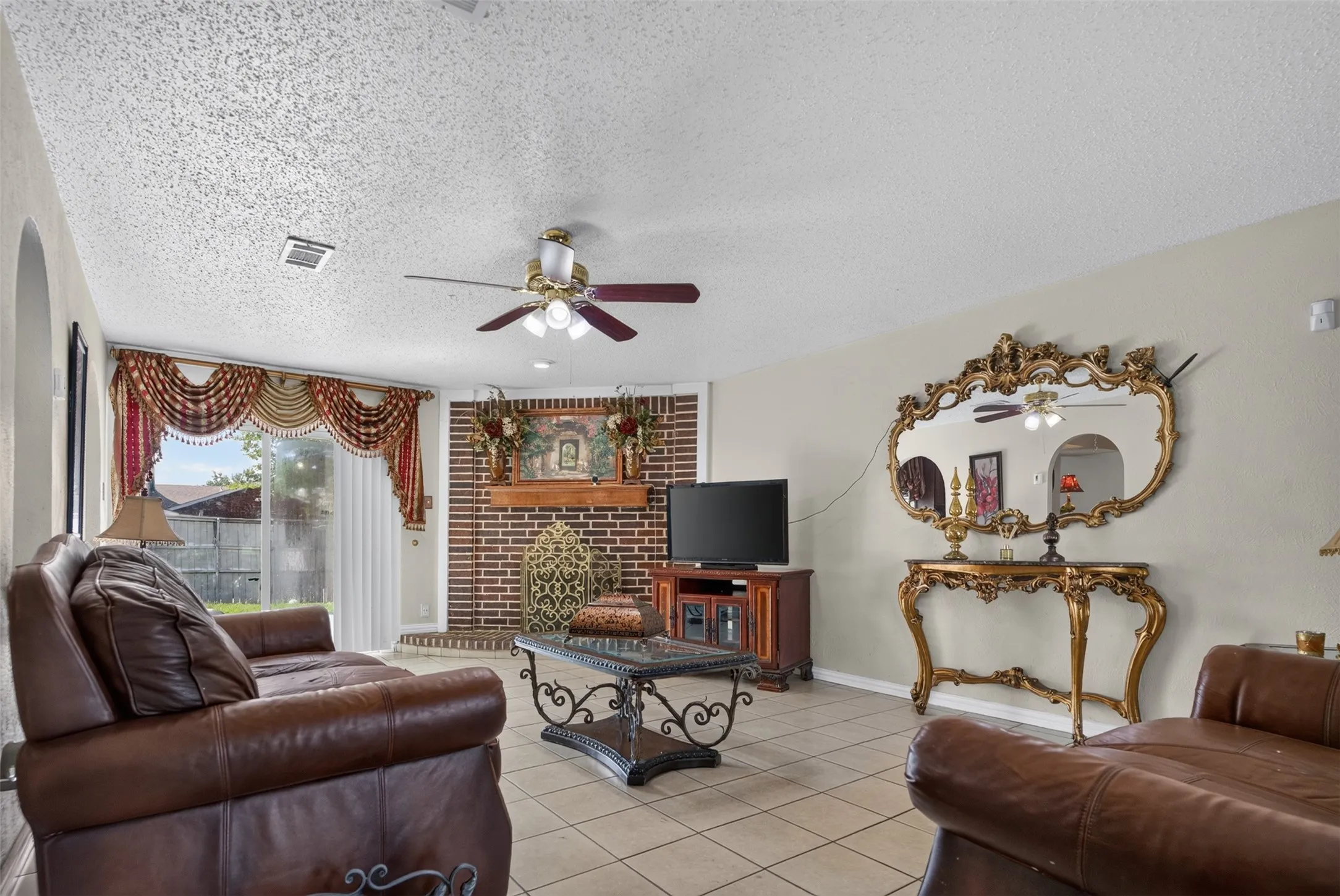 Single Family Residence For Sale in Dallas County , 2224 Crockett Drive, Carrollton, Texas 75006, 3 Bedroom, 2 Bathroom, 2 Garage spaces, 1,410 Sqft, built in 1981, mls#21347111, Real Estate Agent in Carrollton, Homes For Sale in Dallas county, Homes For Sale in Carrollton, Realtor in Carrollton Texas, Real Estate Brokerage Independent Realty Texas, Luminita Cordes Realtor