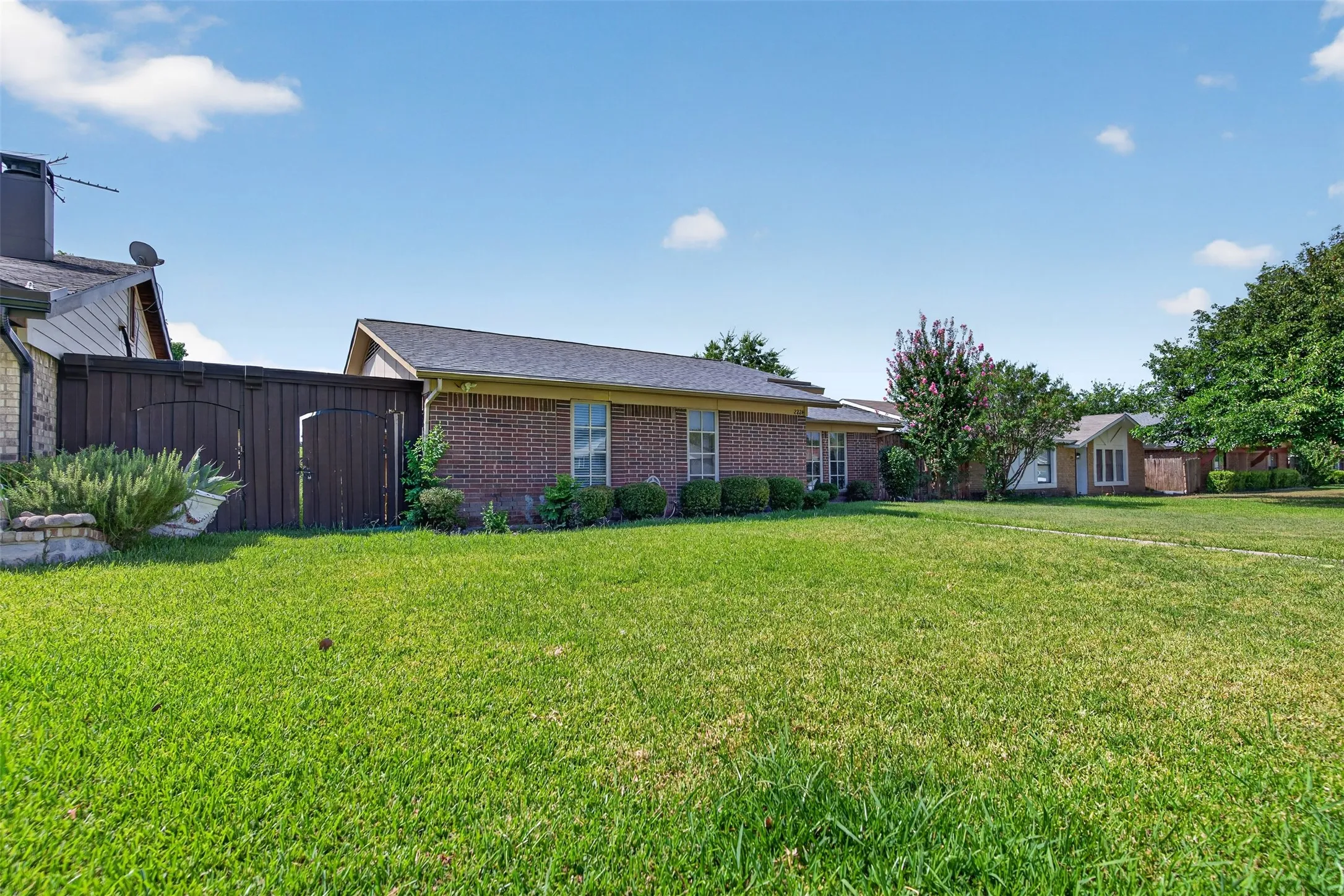 Single Family Residence For Sale in Dallas County , 2224 Crockett Drive, Carrollton, Texas 75006, 3 Bedroom, 2 Bathroom, 2 Garage spaces, 1,410 Sqft, built in 1981, mls#21347111, Real Estate Agent in Carrollton, Homes For Sale in Dallas county, Homes For Sale in Carrollton, Realtor in Carrollton Texas, Real Estate Brokerage Independent Realty Texas, Luminita Cordes Realtor