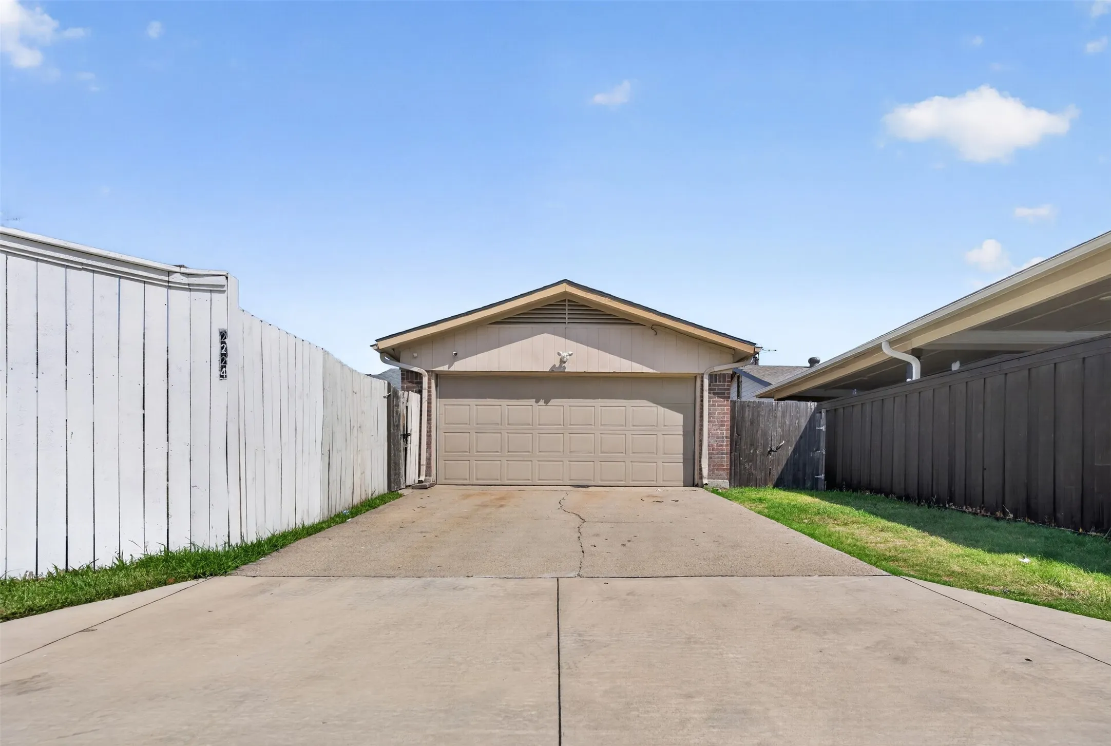 Single Family Residence For Sale in Dallas County , 2224 Crockett Drive, Carrollton, Texas 75006, 3 Bedroom, 2 Bathroom, 2 Garage spaces, 1,410 Sqft, built in 1981, mls#21347111, Real Estate Agent in Carrollton, Homes For Sale in Dallas county, Homes For Sale in Carrollton, Realtor in Carrollton Texas, Real Estate Brokerage Independent Realty Texas, Luminita Cordes Realtor