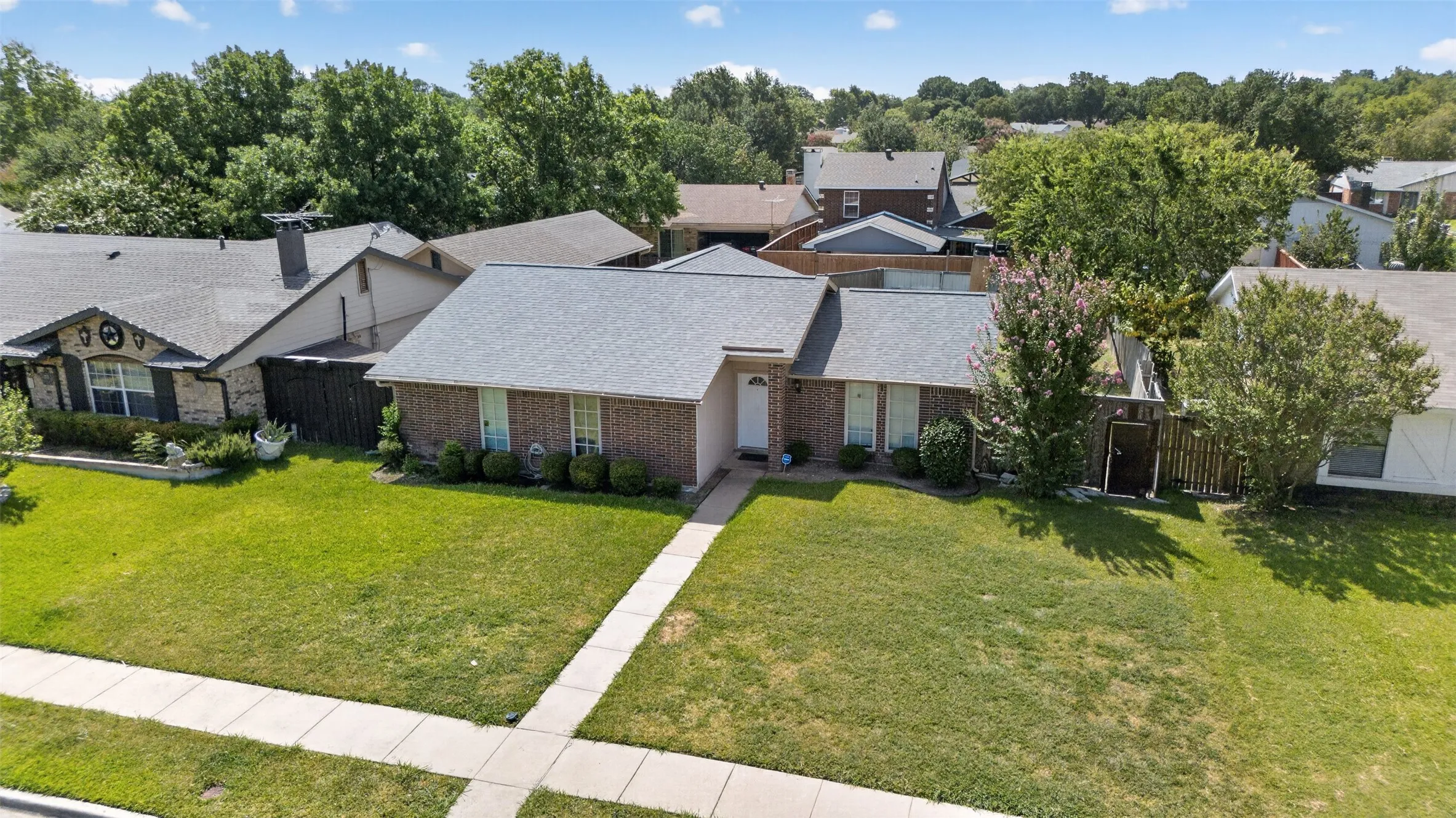 Single Family Residence For Sale in Dallas County , 2224 Crockett Drive, Carrollton, Texas 75006, 3 Bedroom, 2 Bathroom, 2 Garage spaces, 1,410 Sqft, built in 1981, mls#21347111, Real Estate Agent in Carrollton, Homes For Sale in Dallas county, Homes For Sale in Carrollton, Realtor in Carrollton Texas, Real Estate Brokerage Independent Realty Texas, Luminita Cordes Realtor