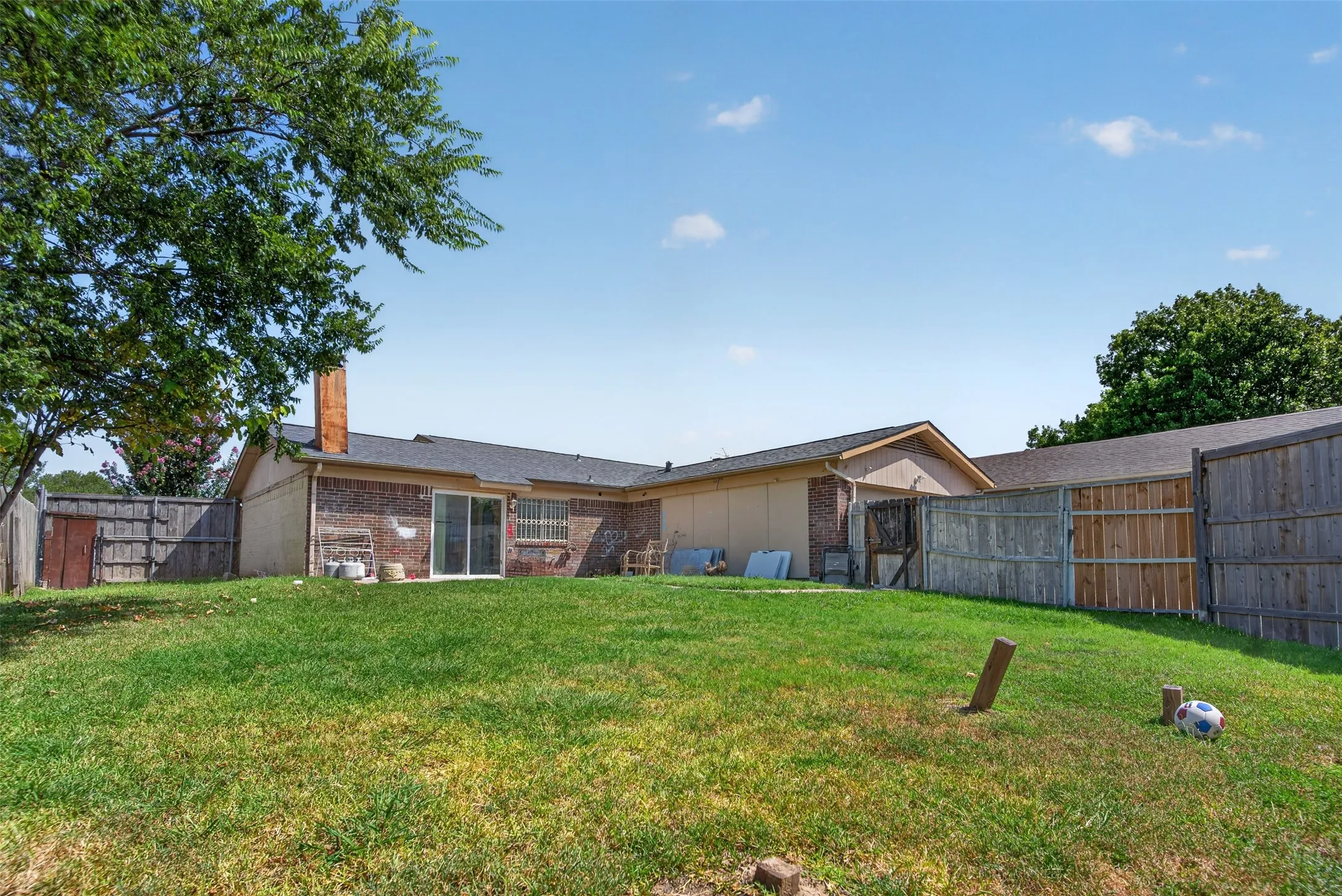 Single Family Residence For Sale in Dallas County , 2224 Crockett Drive, Carrollton, Texas 75006, 3 Bedroom, 2 Bathroom, 2 Garage spaces, 1,410 Sqft, built in 1981, mls#21347111, Real Estate Agent in Carrollton, Homes For Sale in Dallas county, Homes For Sale in Carrollton, Realtor in Carrollton Texas, Real Estate Brokerage Independent Realty Texas, Luminita Cordes Realtor