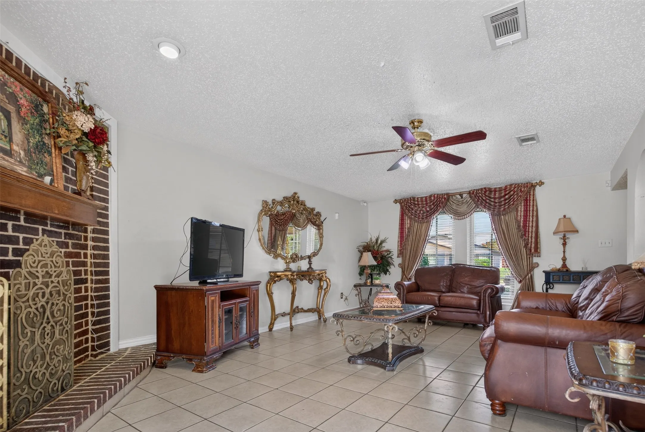 Single Family Residence For Sale in Dallas County , 2224 Crockett Drive, Carrollton, Texas 75006, 3 Bedroom, 2 Bathroom, 2 Garage spaces, 1,410 Sqft, built in 1981, mls#21347111, Real Estate Agent in Carrollton, Homes For Sale in Dallas county, Homes For Sale in Carrollton, Realtor in Carrollton Texas, Real Estate Brokerage Independent Realty Texas, Luminita Cordes Realtor
