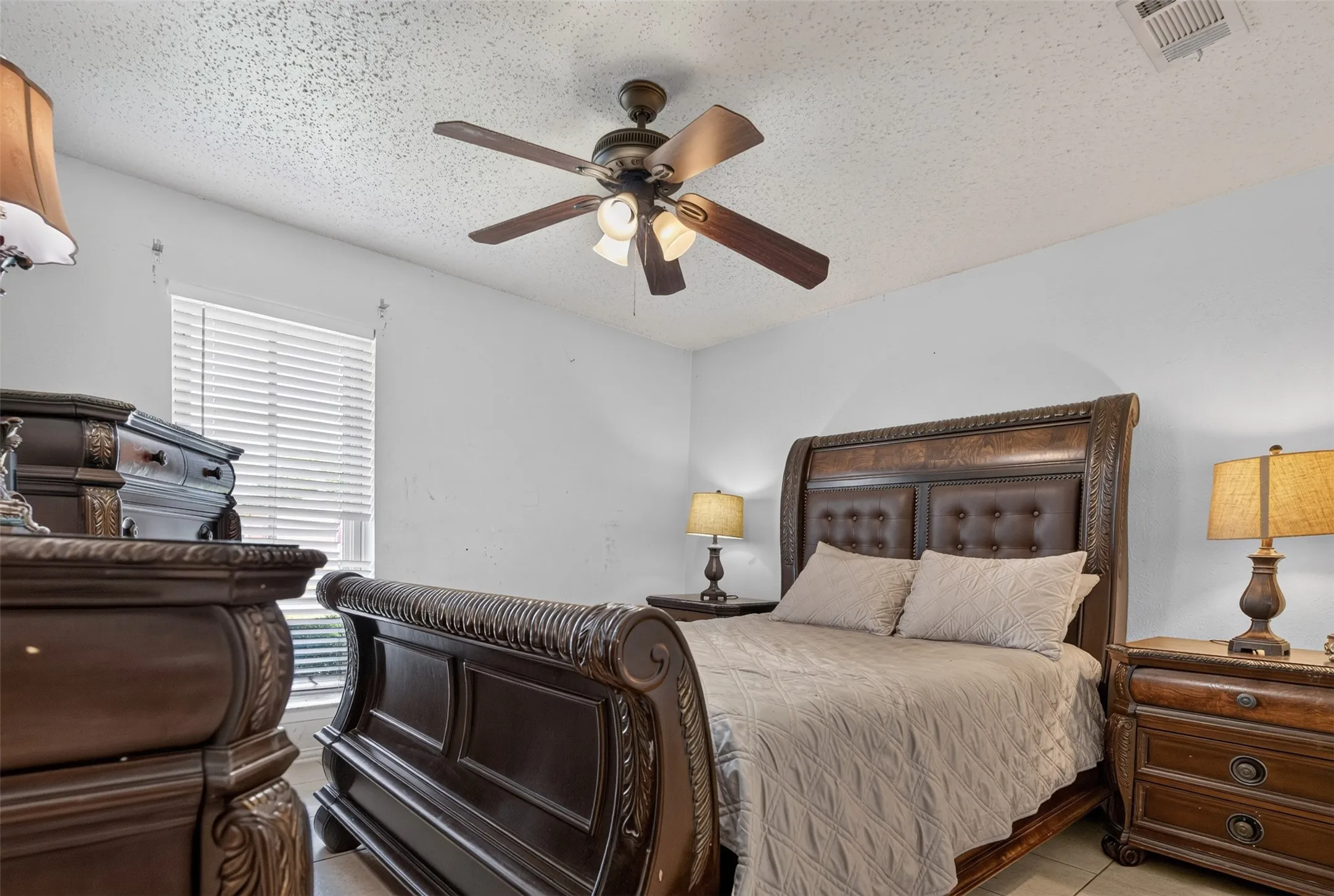 Single Family Residence For Sale in Dallas County , 2224 Crockett Drive, Carrollton, Texas 75006, 3 Bedroom, 2 Bathroom, 2 Garage spaces, 1,410 Sqft, built in 1981, mls#21347111, Real Estate Agent in Carrollton, Homes For Sale in Dallas county, Homes For Sale in Carrollton, Realtor in Carrollton Texas, Real Estate Brokerage Independent Realty Texas, Luminita Cordes Realtor