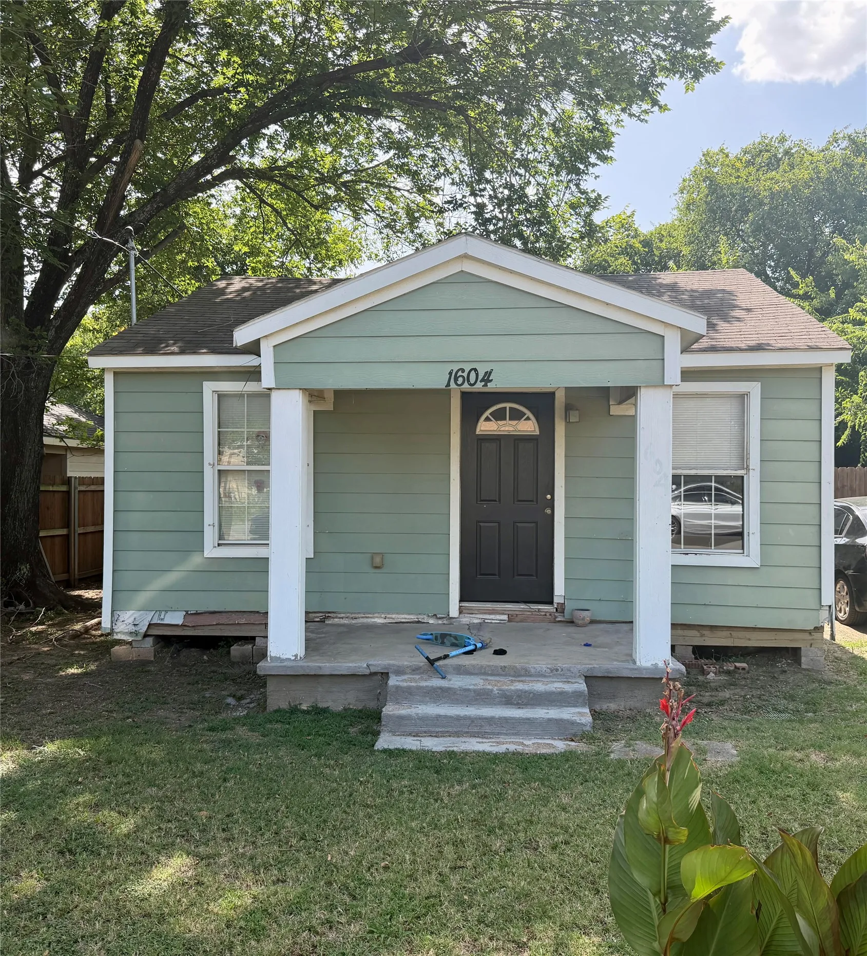 Single Family Residence For Sale in Tarrant County , 1604 S Edgewood Terrace, Fort Worth, Texas 76105, 3 Bedroom, 1 Bathroom, Garage spaces, 815 Sqft, built in 1949, mls#21347017, Real Estate Agent in Fort Worth, Homes For Sale in Tarrant county, Homes For Sale in Fort Worth, Realtor in Fort Worth Texas, Real Estate Brokerage Independent Realty Texas, Luminita Cordes Realtor