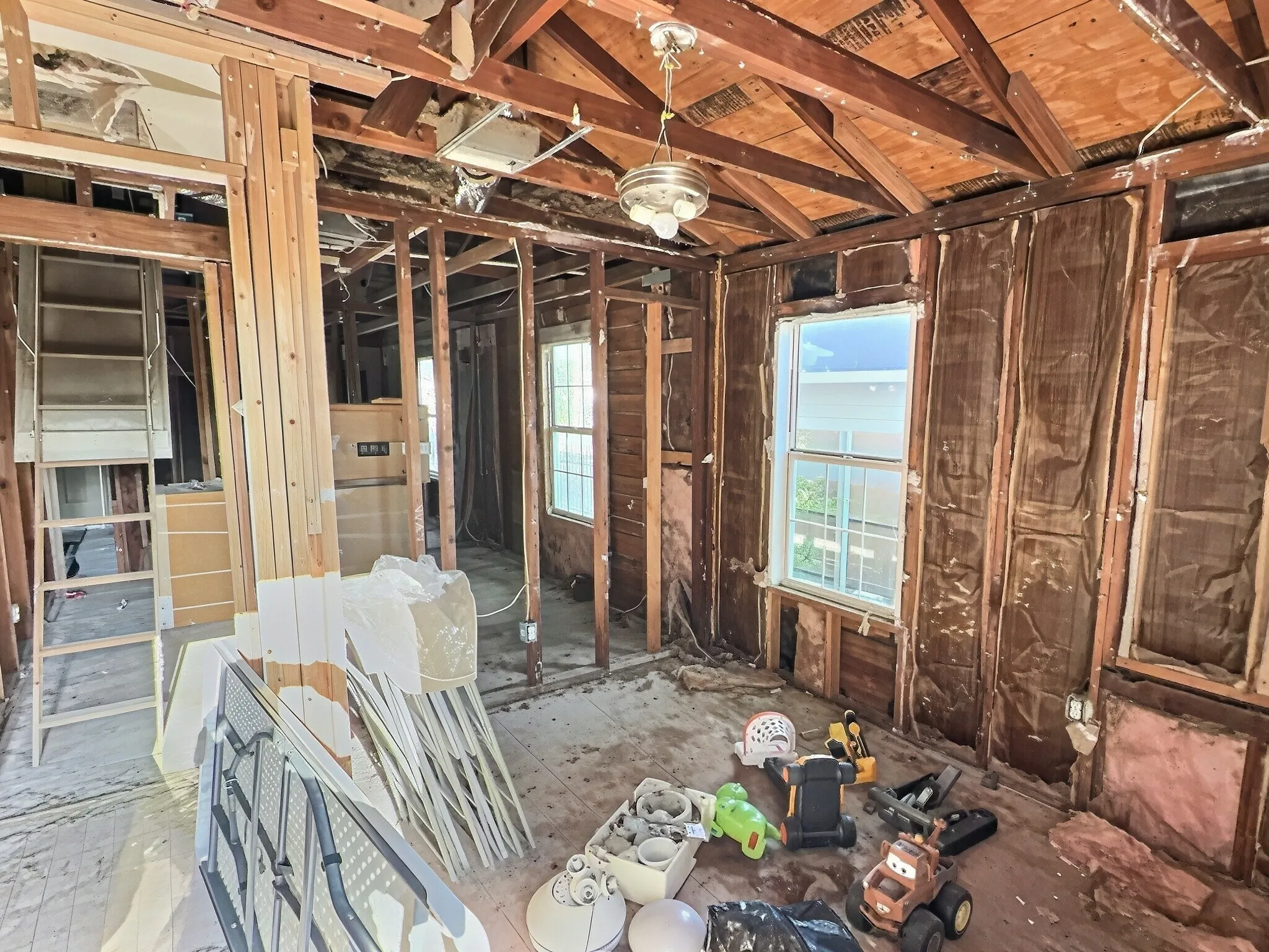 Single Family Residence For Sale in Tarrant County , 1604 S Edgewood Terrace, Fort Worth, Texas 76105, 3 Bedroom, 1 Bathroom, Garage spaces, 815 Sqft, built in 1949, mls#21347017, Real Estate Agent in Fort Worth, Homes For Sale in Tarrant county, Homes For Sale in Fort Worth, Realtor in Fort Worth Texas, Real Estate Brokerage Independent Realty Texas, Luminita Cordes Realtor