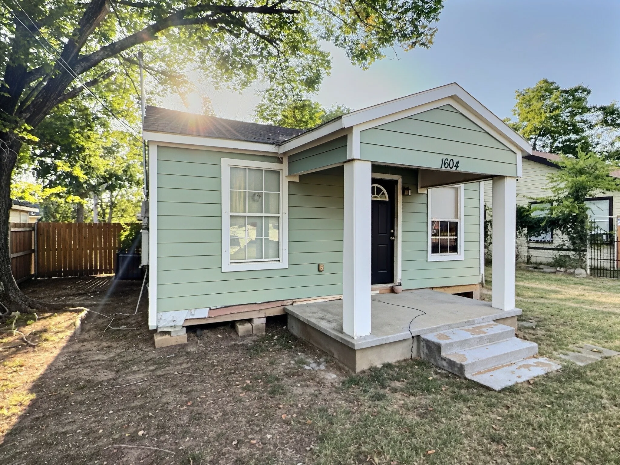 Single Family Residence For Sale in Tarrant County , 1604 S Edgewood Terrace, Fort Worth, Texas 76105, 3 Bedroom, 1 Bathroom, Garage spaces, 815 Sqft, built in 1949, mls#21347017, Real Estate Agent in Fort Worth, Homes For Sale in Tarrant county, Homes For Sale in Fort Worth, Realtor in Fort Worth Texas, Real Estate Brokerage Independent Realty Texas, Luminita Cordes Realtor
