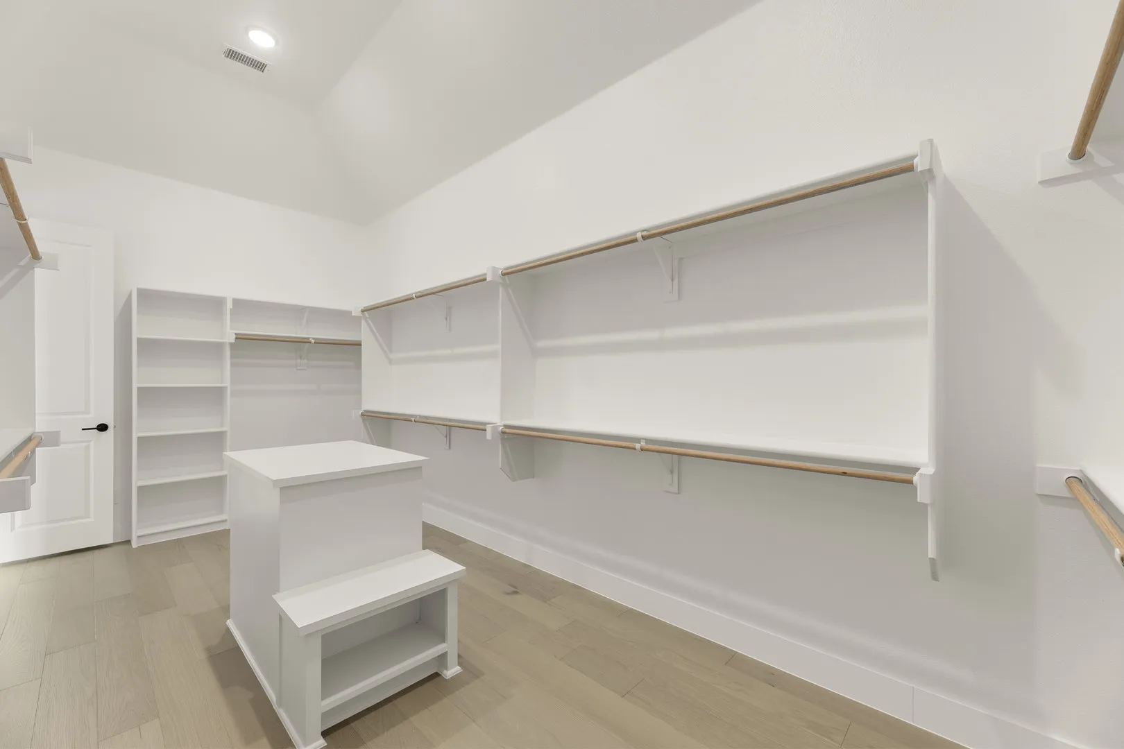 21. 5012 Lynwood - Closet