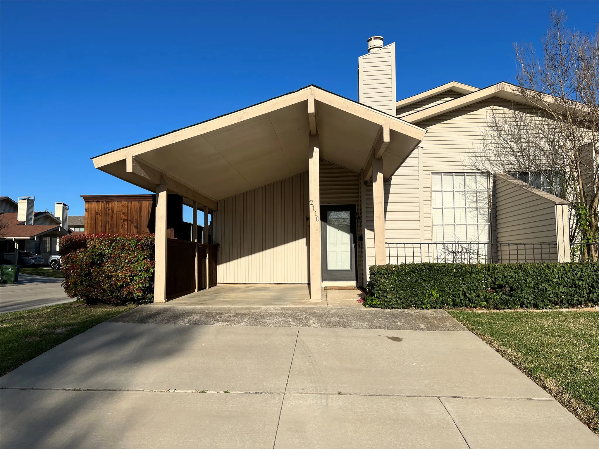Townhouse For Rent in Dallas County , 2110 Via Corona, Carrollton, Texas 75006, 2 Bedroom, 2 Bathroom, Garage spaces, 1,132 Sqft, built in 1973, mls#21346799, Real Estate Agent in Carrollton, Homes For Rent in Dallas county, Homes For Rent in Carrollton, Realtor in Carrollton Texas, Real Estate Brokerage Independent Realty Texas, Luminita Cordes Realtor