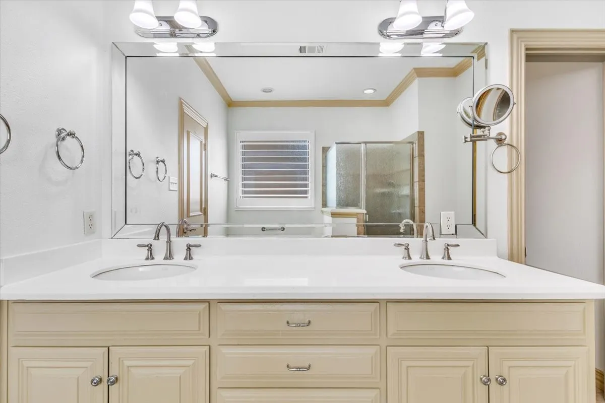 Single Family Residence For Sale in Tarrant County , 2105 Norwood Lane, Arlington, Texas 76013, 3 Bedroom, 2 Bathroom, 2 Garage spaces, 1,557 Sqft, built in 2003, mls#21343595, Real Estate Agent in Arlington, Homes For Sale in Tarrant county, Homes For Sale in Arlington, Realtor in Arlington Texas, Real Estate Brokerage Independent Realty Texas, Luminita Cordes Realtor