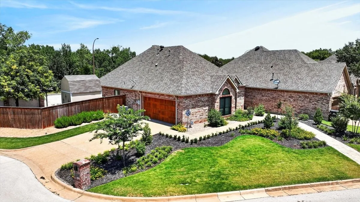 Single Family Residence For Sale in Tarrant County , 2105 Norwood Lane, Arlington, Texas 76013, 3 Bedroom, 2 Bathroom, 2 Garage spaces, 1,557 Sqft, built in 2003, mls#21343595, Real Estate Agent in Arlington, Homes For Sale in Tarrant county, Homes For Sale in Arlington, Realtor in Arlington Texas, Real Estate Brokerage Independent Realty Texas, Luminita Cordes Realtor