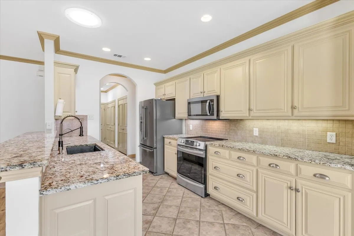 Single Family Residence For Sale in Tarrant County , 2105 Norwood Lane, Arlington, Texas 76013, 3 Bedroom, 2 Bathroom, 2 Garage spaces, 1,557 Sqft, built in 2003, mls#21343595, Real Estate Agent in Arlington, Homes For Sale in Tarrant county, Homes For Sale in Arlington, Realtor in Arlington Texas, Real Estate Brokerage Independent Realty Texas, Luminita Cordes Realtor