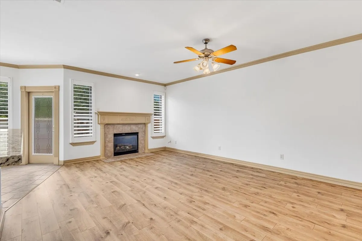 Single Family Residence For Sale in Tarrant County , 2105 Norwood Lane, Arlington, Texas 76013, 3 Bedroom, 2 Bathroom, 2 Garage spaces, 1,557 Sqft, built in 2003, mls#21343595, Real Estate Agent in Arlington, Homes For Sale in Tarrant county, Homes For Sale in Arlington, Realtor in Arlington Texas, Real Estate Brokerage Independent Realty Texas, Luminita Cordes Realtor
