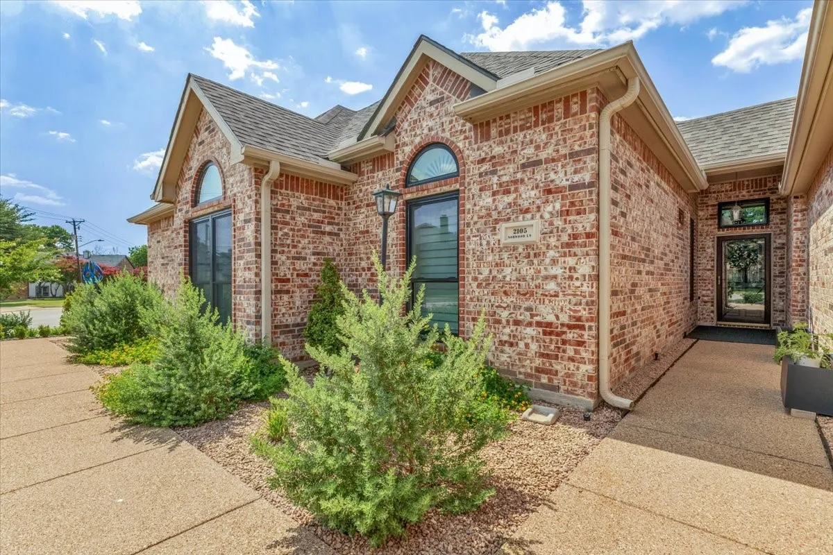 Single Family Residence For Sale in Tarrant County , 2105 Norwood Lane, Arlington, Texas 76013, 3 Bedroom, 2 Bathroom, 2 Garage spaces, 1,557 Sqft, built in 2003, mls#21343595, Real Estate Agent in Arlington, Homes For Sale in Tarrant county, Homes For Sale in Arlington, Realtor in Arlington Texas, Real Estate Brokerage Independent Realty Texas, Luminita Cordes Realtor