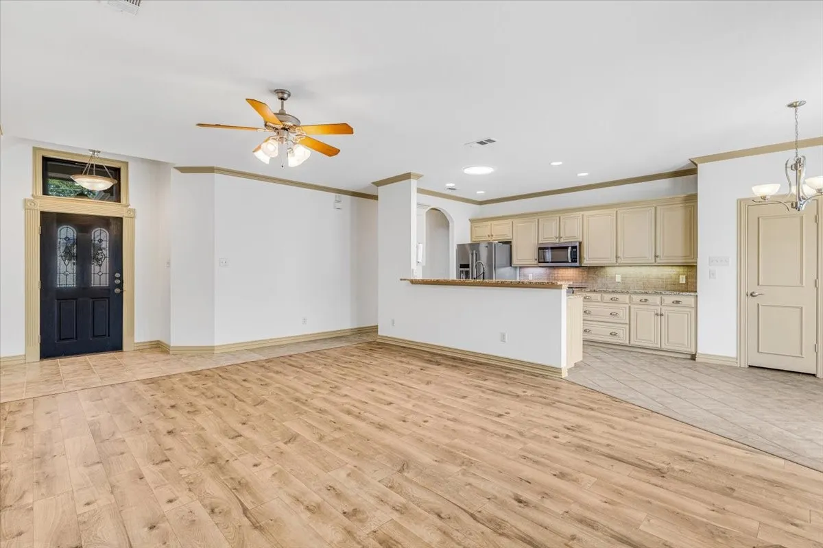 Single Family Residence For Sale in Tarrant County , 2105 Norwood Lane, Arlington, Texas 76013, 3 Bedroom, 2 Bathroom, 2 Garage spaces, 1,557 Sqft, built in 2003, mls#21343595, Real Estate Agent in Arlington, Homes For Sale in Tarrant county, Homes For Sale in Arlington, Realtor in Arlington Texas, Real Estate Brokerage Independent Realty Texas, Luminita Cordes Realtor