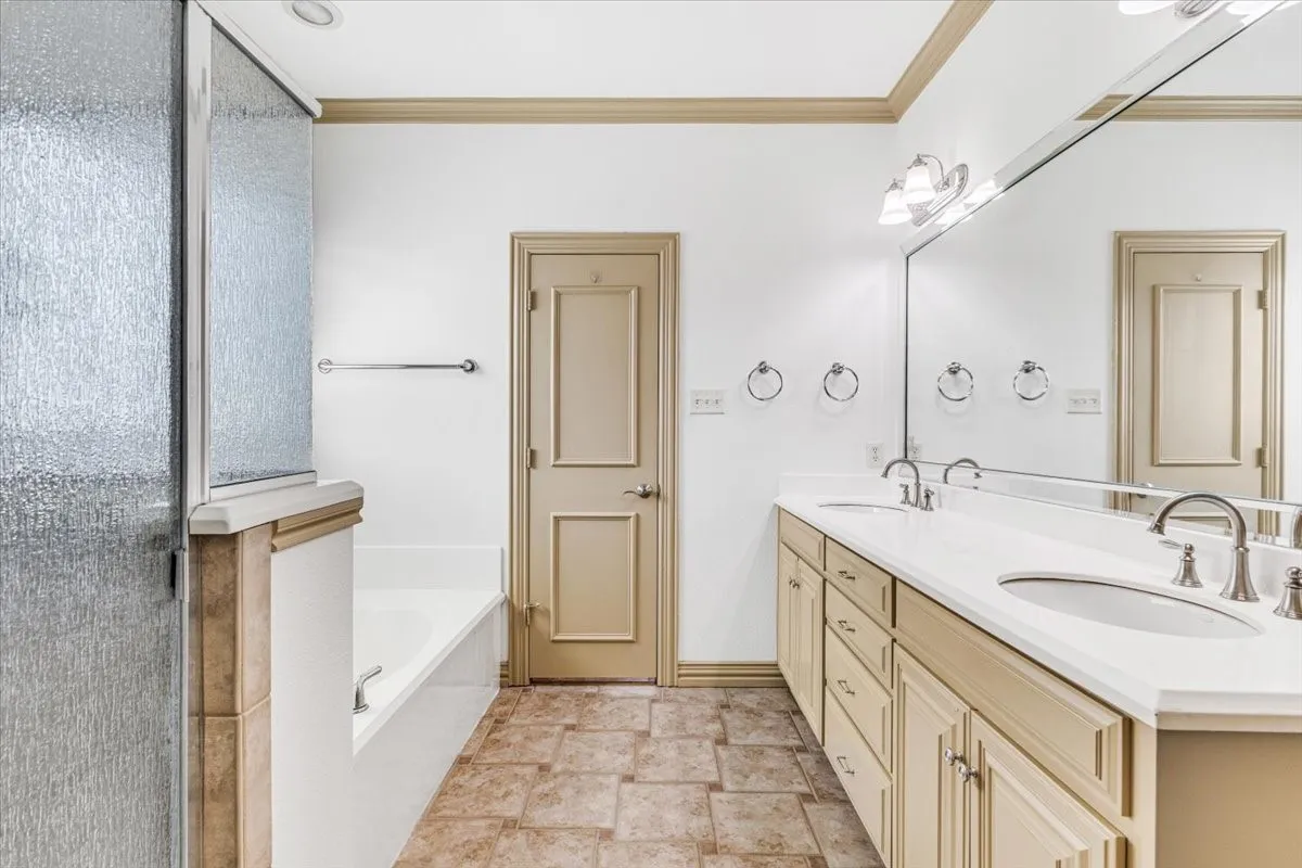 Single Family Residence For Sale in Tarrant County , 2105 Norwood Lane, Arlington, Texas 76013, 3 Bedroom, 2 Bathroom, 2 Garage spaces, 1,557 Sqft, built in 2003, mls#21343595, Real Estate Agent in Arlington, Homes For Sale in Tarrant county, Homes For Sale in Arlington, Realtor in Arlington Texas, Real Estate Brokerage Independent Realty Texas, Luminita Cordes Realtor