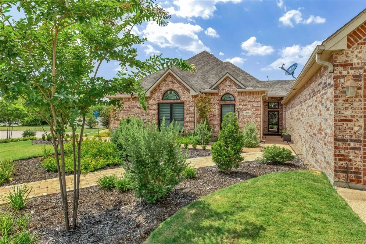 Single Family Residence For Sale in Tarrant County , 2105 Norwood Lane, Arlington, Texas 76013, 3 Bedroom, 2 Bathroom, 2 Garage spaces, 1,557 Sqft, built in 2003, mls#21343595, Real Estate Agent in Arlington, Homes For Sale in Tarrant county, Homes For Sale in Arlington, Realtor in Arlington Texas, Real Estate Brokerage Independent Realty Texas, Luminita Cordes Realtor