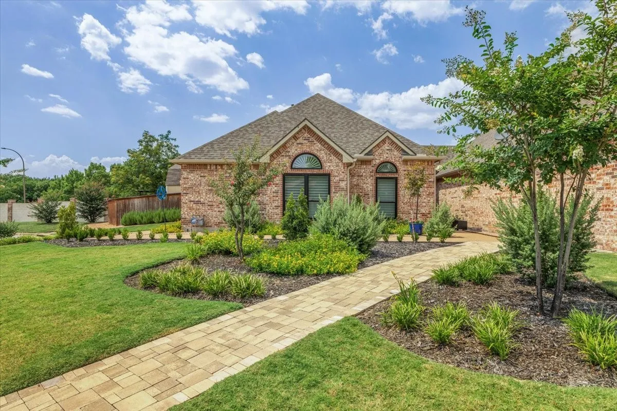 Single Family Residence For Sale in Tarrant County , 2105 Norwood Lane, Arlington, Texas 76013, 3 Bedroom, 2 Bathroom, 2 Garage spaces, 1,557 Sqft, built in 2003, mls#21343595, Real Estate Agent in Arlington, Homes For Sale in Tarrant county, Homes For Sale in Arlington, Realtor in Arlington Texas, Real Estate Brokerage Independent Realty Texas, Luminita Cordes Realtor