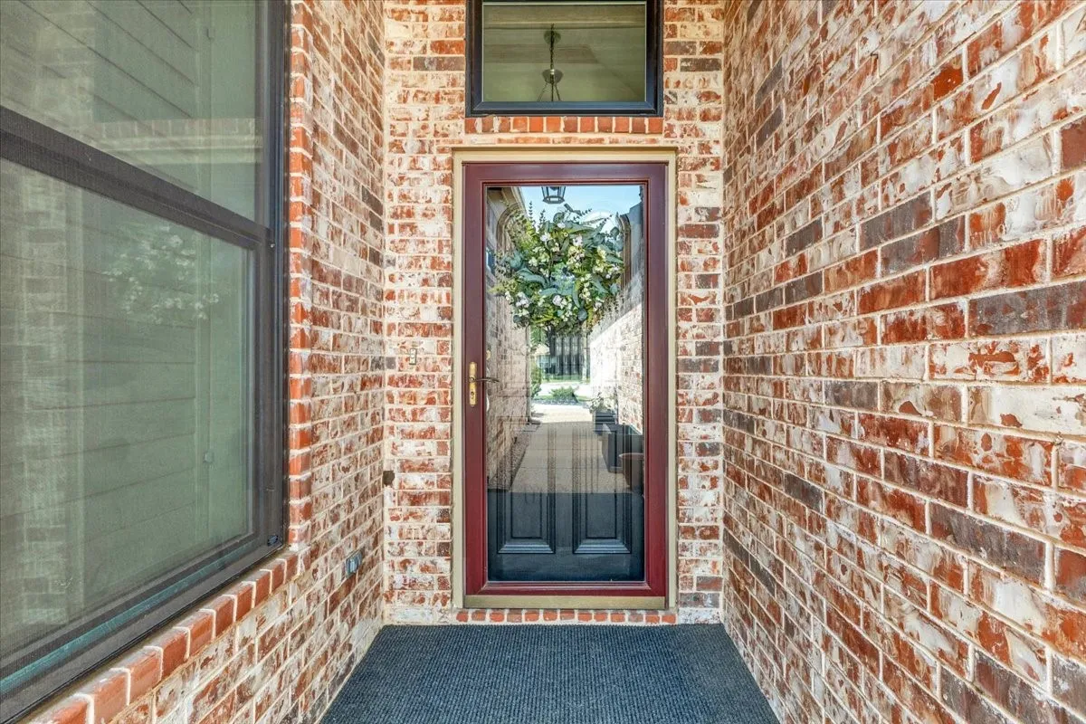 Single Family Residence For Sale in Tarrant County , 2105 Norwood Lane, Arlington, Texas 76013, 3 Bedroom, 2 Bathroom, 2 Garage spaces, 1,557 Sqft, built in 2003, mls#21343595, Real Estate Agent in Arlington, Homes For Sale in Tarrant county, Homes For Sale in Arlington, Realtor in Arlington Texas, Real Estate Brokerage Independent Realty Texas, Luminita Cordes Realtor