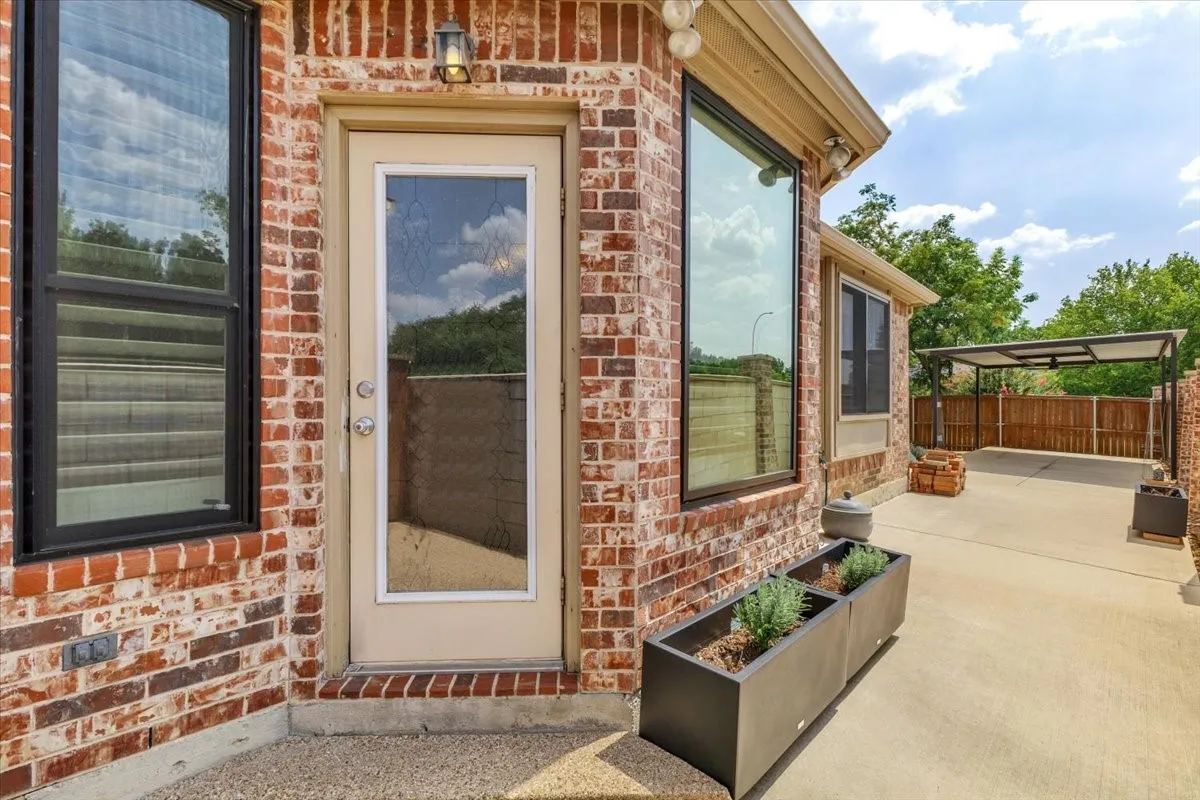 Single Family Residence For Sale in Tarrant County , 2105 Norwood Lane, Arlington, Texas 76013, 3 Bedroom, 2 Bathroom, 2 Garage spaces, 1,557 Sqft, built in 2003, mls#21343595, Real Estate Agent in Arlington, Homes For Sale in Tarrant county, Homes For Sale in Arlington, Realtor in Arlington Texas, Real Estate Brokerage Independent Realty Texas, Luminita Cordes Realtor
