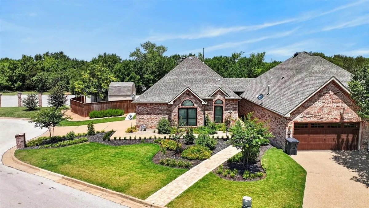 Single Family Residence For Sale in Tarrant County , 2105 Norwood Lane, Arlington, Texas 76013, 3 Bedroom, 2 Bathroom, 2 Garage spaces, 1,557 Sqft, built in 2003, mls#21343595, Real Estate Agent in Arlington, Homes For Sale in Tarrant county, Homes For Sale in Arlington, Realtor in Arlington Texas, Real Estate Brokerage Independent Realty Texas, Luminita Cordes Realtor