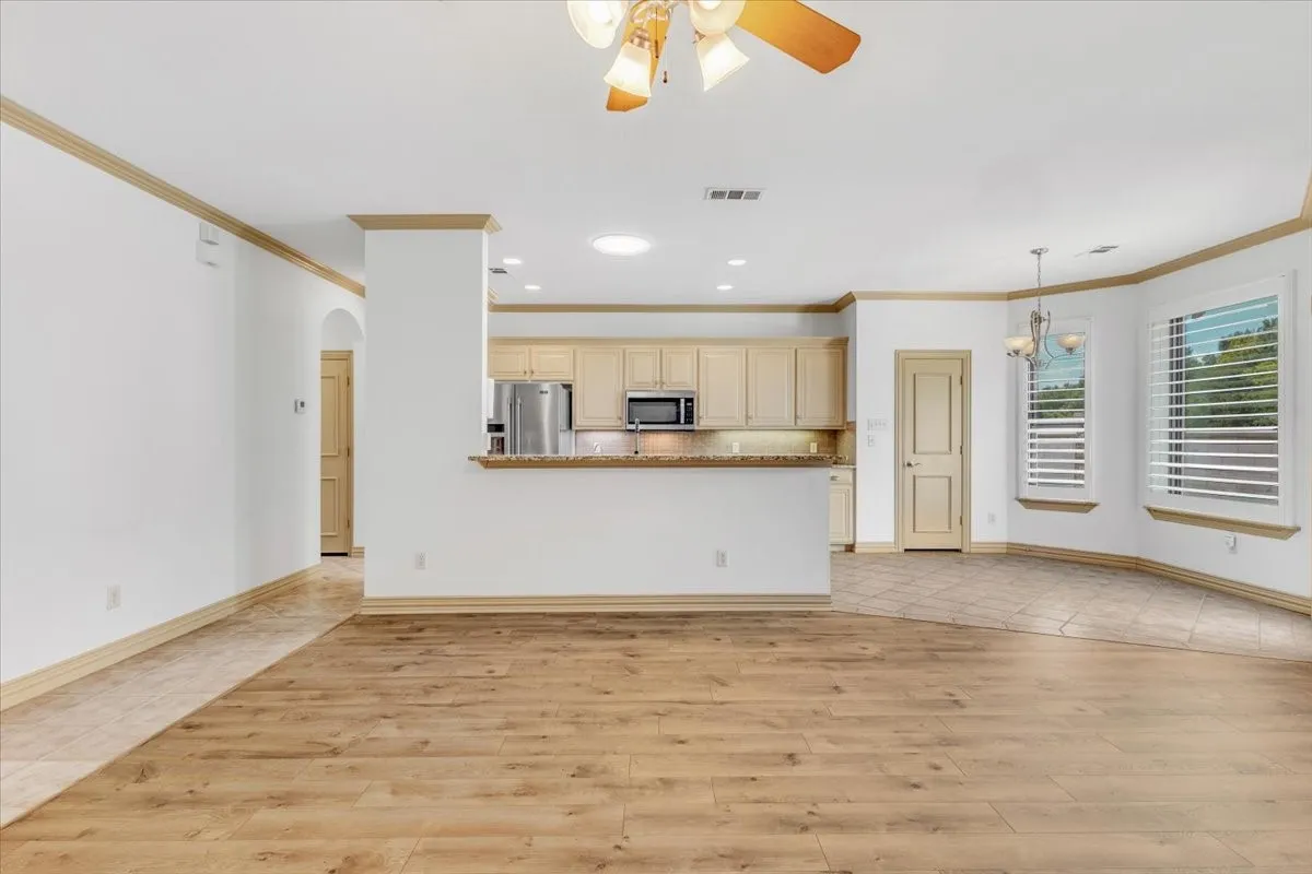 Single Family Residence For Sale in Tarrant County , 2105 Norwood Lane, Arlington, Texas 76013, 3 Bedroom, 2 Bathroom, 2 Garage spaces, 1,557 Sqft, built in 2003, mls#21343595, Real Estate Agent in Arlington, Homes For Sale in Tarrant county, Homes For Sale in Arlington, Realtor in Arlington Texas, Real Estate Brokerage Independent Realty Texas, Luminita Cordes Realtor