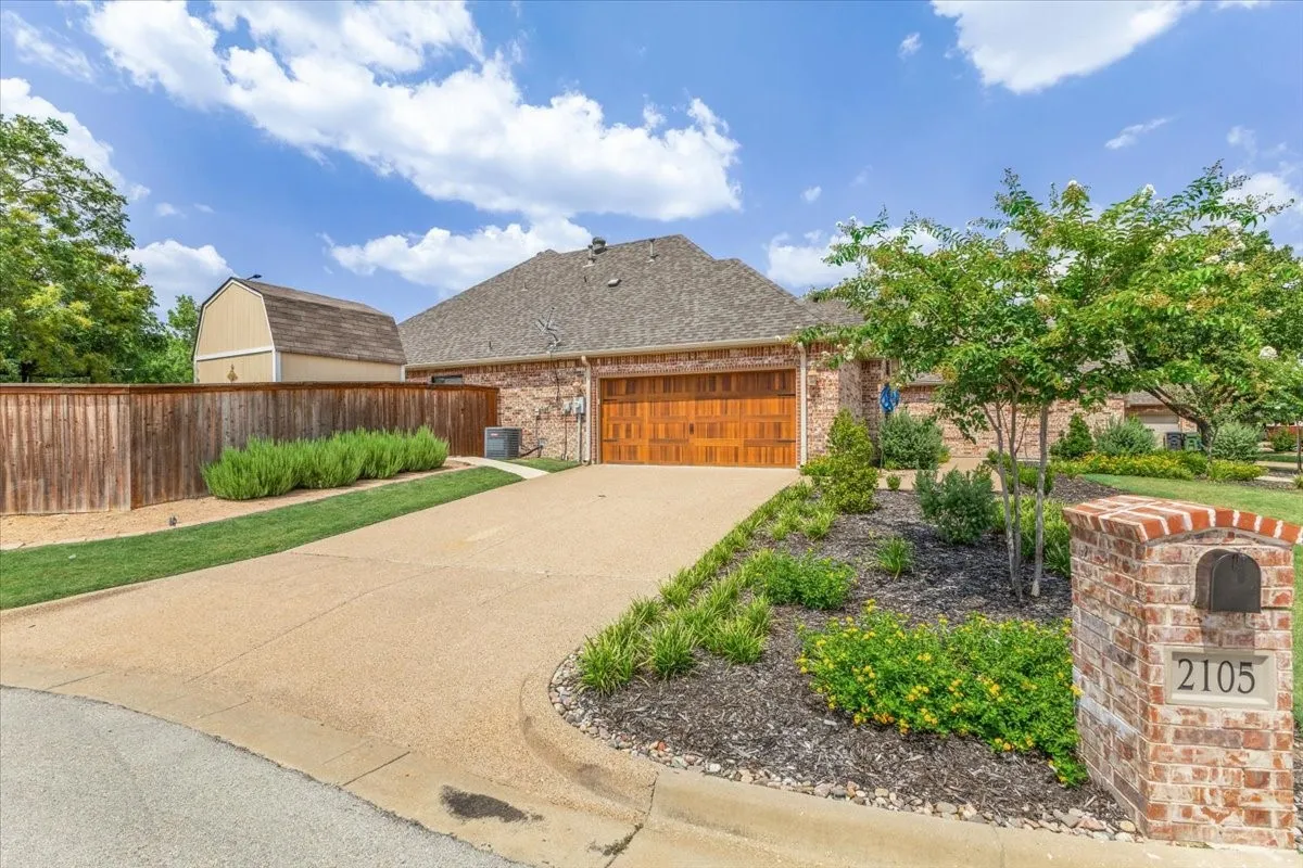 Single Family Residence For Sale in Tarrant County , 2105 Norwood Lane, Arlington, Texas 76013, 3 Bedroom, 2 Bathroom, 2 Garage spaces, 1,557 Sqft, built in 2003, mls#21343595, Real Estate Agent in Arlington, Homes For Sale in Tarrant county, Homes For Sale in Arlington, Realtor in Arlington Texas, Real Estate Brokerage Independent Realty Texas, Luminita Cordes Realtor