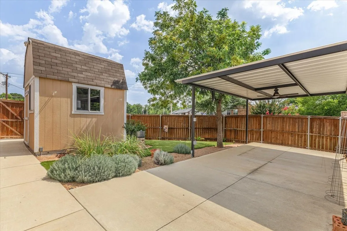 Single Family Residence For Sale in Tarrant County , 2105 Norwood Lane, Arlington, Texas 76013, 3 Bedroom, 2 Bathroom, 2 Garage spaces, 1,557 Sqft, built in 2003, mls#21343595, Real Estate Agent in Arlington, Homes For Sale in Tarrant county, Homes For Sale in Arlington, Realtor in Arlington Texas, Real Estate Brokerage Independent Realty Texas, Luminita Cordes Realtor