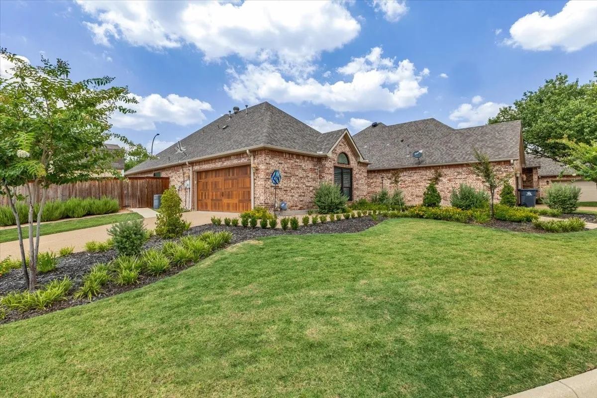 Single Family Residence For Sale in Tarrant County , 2105 Norwood Lane, Arlington, Texas 76013, 3 Bedroom, 2 Bathroom, 2 Garage spaces, 1,557 Sqft, built in 2003, mls#21343595, Real Estate Agent in Arlington, Homes For Sale in Tarrant county, Homes For Sale in Arlington, Realtor in Arlington Texas, Real Estate Brokerage Independent Realty Texas, Luminita Cordes Realtor
