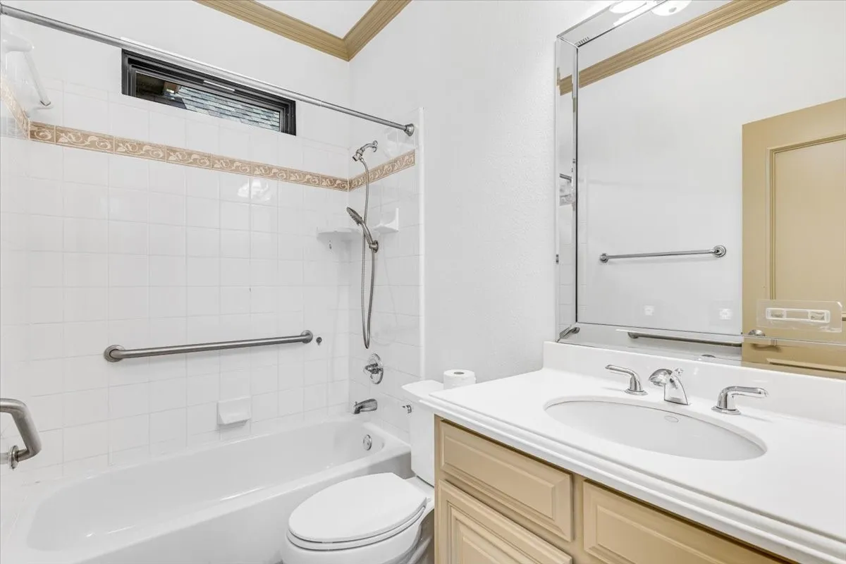 Single Family Residence For Sale in Tarrant County , 2105 Norwood Lane, Arlington, Texas 76013, 3 Bedroom, 2 Bathroom, 2 Garage spaces, 1,557 Sqft, built in 2003, mls#21343595, Real Estate Agent in Arlington, Homes For Sale in Tarrant county, Homes For Sale in Arlington, Realtor in Arlington Texas, Real Estate Brokerage Independent Realty Texas, Luminita Cordes Realtor