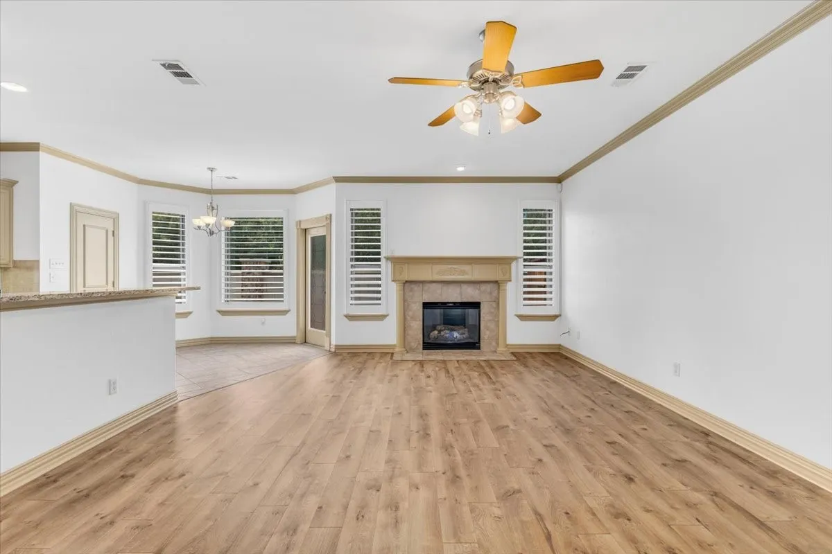 Single Family Residence For Sale in Tarrant County , 2105 Norwood Lane, Arlington, Texas 76013, 3 Bedroom, 2 Bathroom, 2 Garage spaces, 1,557 Sqft, built in 2003, mls#21343595, Real Estate Agent in Arlington, Homes For Sale in Tarrant county, Homes For Sale in Arlington, Realtor in Arlington Texas, Real Estate Brokerage Independent Realty Texas, Luminita Cordes Realtor