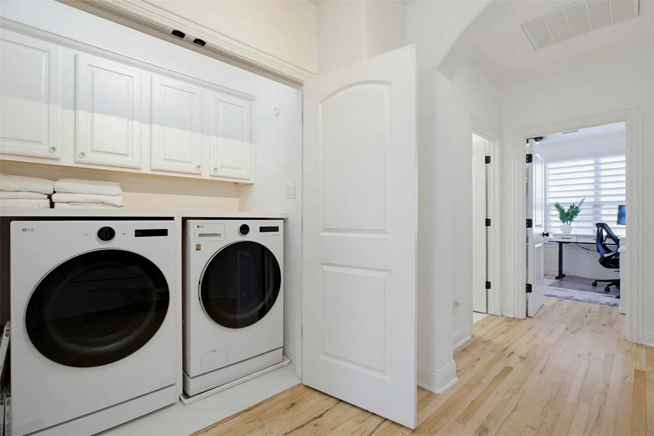 Townhouse For Sale in Collin County , 7201 Kasko Drive, Plano, Texas 75024, 3 Bedrooms, 3 Bathrooms, 2 Garage spaces, 1,631 Sqft, built in 2005, Price $700,000, mls#21346130, Real Estate Agent in Plano, Homes For Sale in Collin county, Homes For Sale in Plano, Realtor in Plano Texas, Real Estate Brokerage Independent Realty Texas, Luminita Cordes Realtor