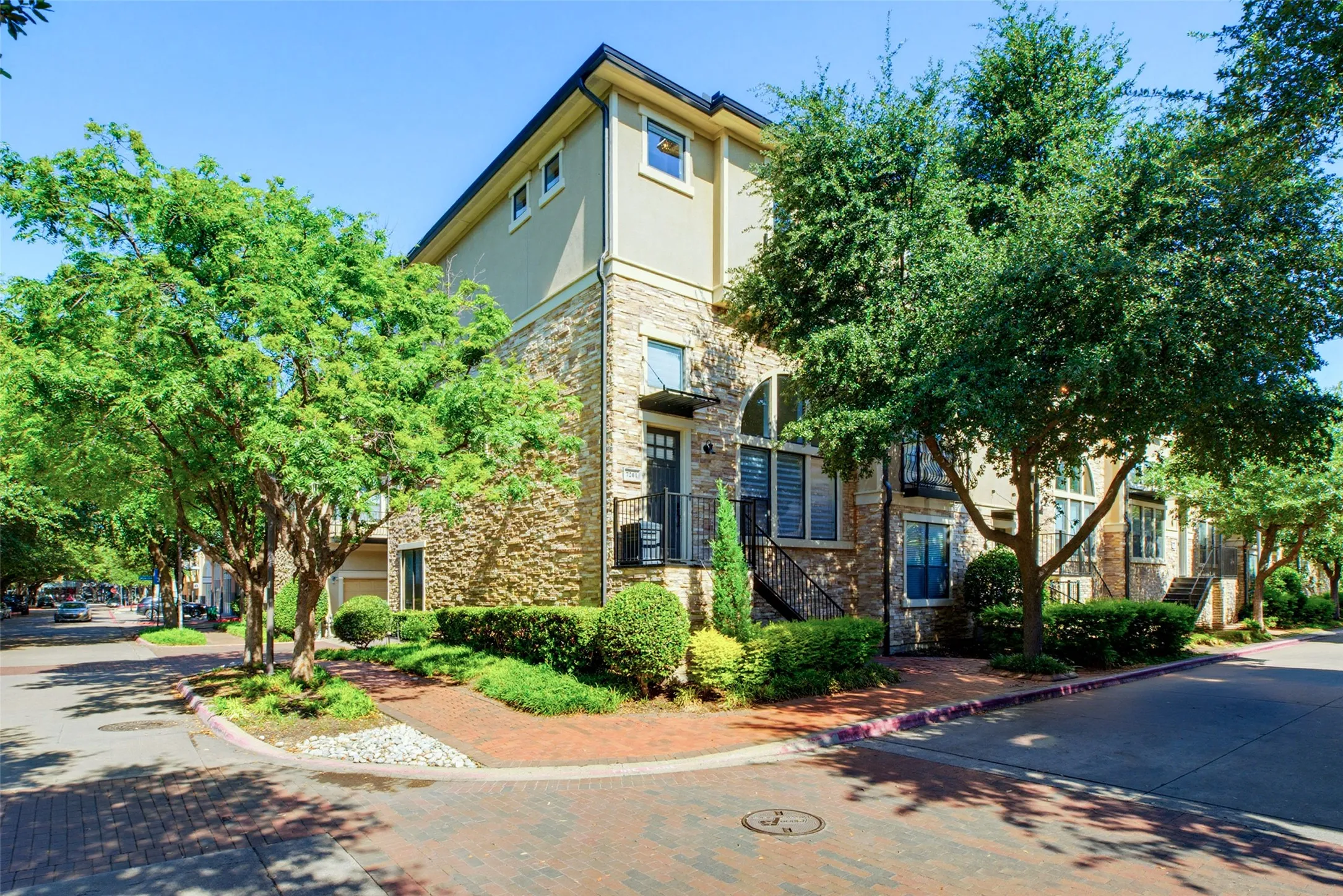 Townhouse For Sale in Collin County , 7201 Kasko Drive, Plano, Texas 75024, 3 Bedrooms, 3 Bathrooms, 2 Garage spaces, 1,631 Sqft, built in 2005, Price $700,000, mls#21346130, Real Estate Agent in Plano, Homes For Sale in Collin county, Homes For Sale in Plano, Realtor in Plano Texas, Real Estate Brokerage Independent Realty Texas, Luminita Cordes Realtor