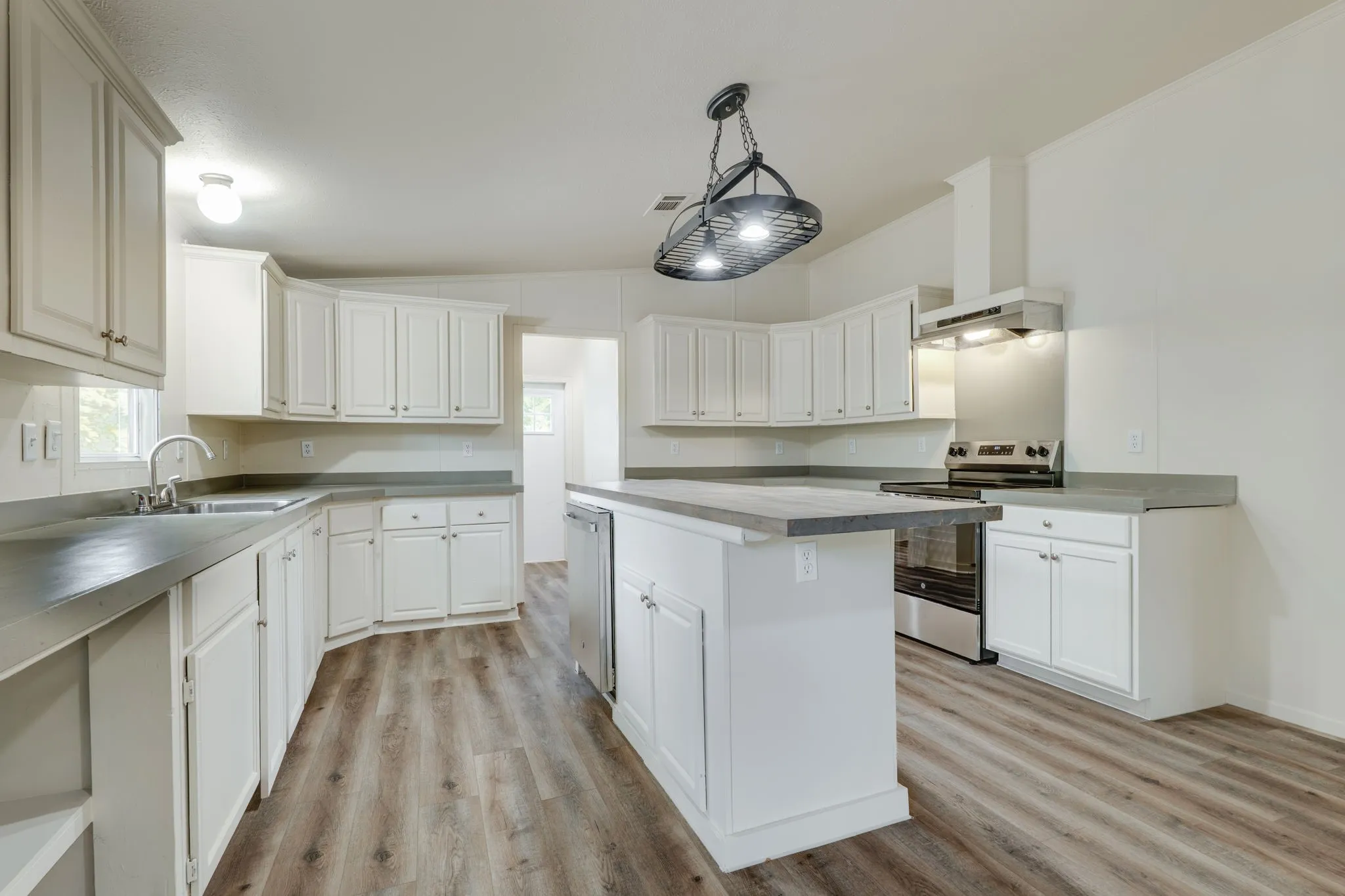Mobile Home For Sale in Freestone County , 151 Private Road 958, Kirvin, Texas 75859, 4 Bedroom, 3 Bathroom, Garage spaces, 2,432 Sqft, built in 2007, mls#21346503, Real Estate Agent in Kirvin, Homes For Sale in Freestone county, Homes For Sale in Kirvin, Realtor in Kirvin Texas, Real Estate Brokerage Independent Realty Texas, Luminita Cordes Realtor