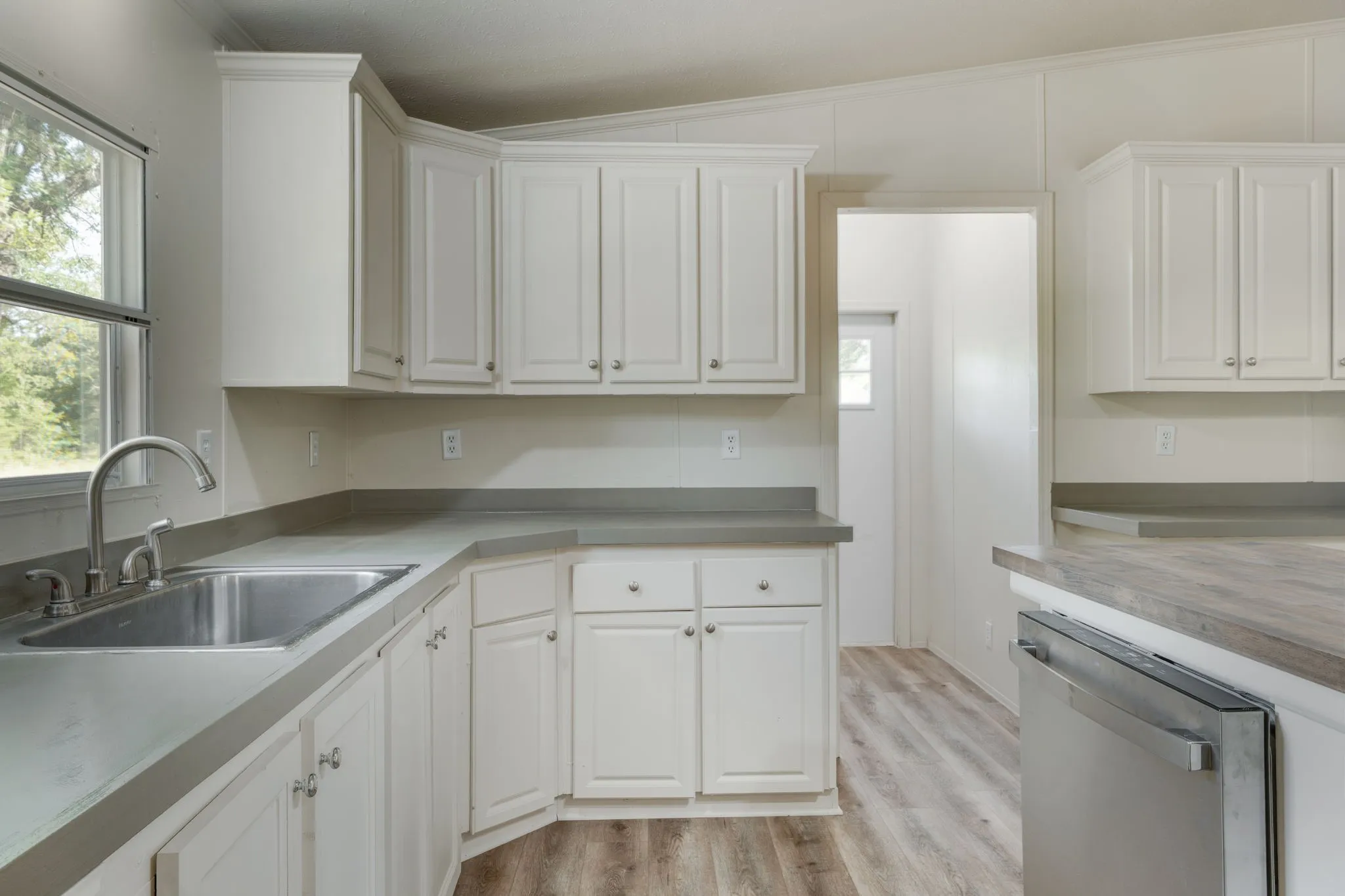 Mobile Home For Sale in Freestone County , 151 Private Road 958, Kirvin, Texas 75859, 4 Bedroom, 3 Bathroom, Garage spaces, 2,432 Sqft, built in 2007, mls#21346503, Real Estate Agent in Kirvin, Homes For Sale in Freestone county, Homes For Sale in Kirvin, Realtor in Kirvin Texas, Real Estate Brokerage Independent Realty Texas, Luminita Cordes Realtor