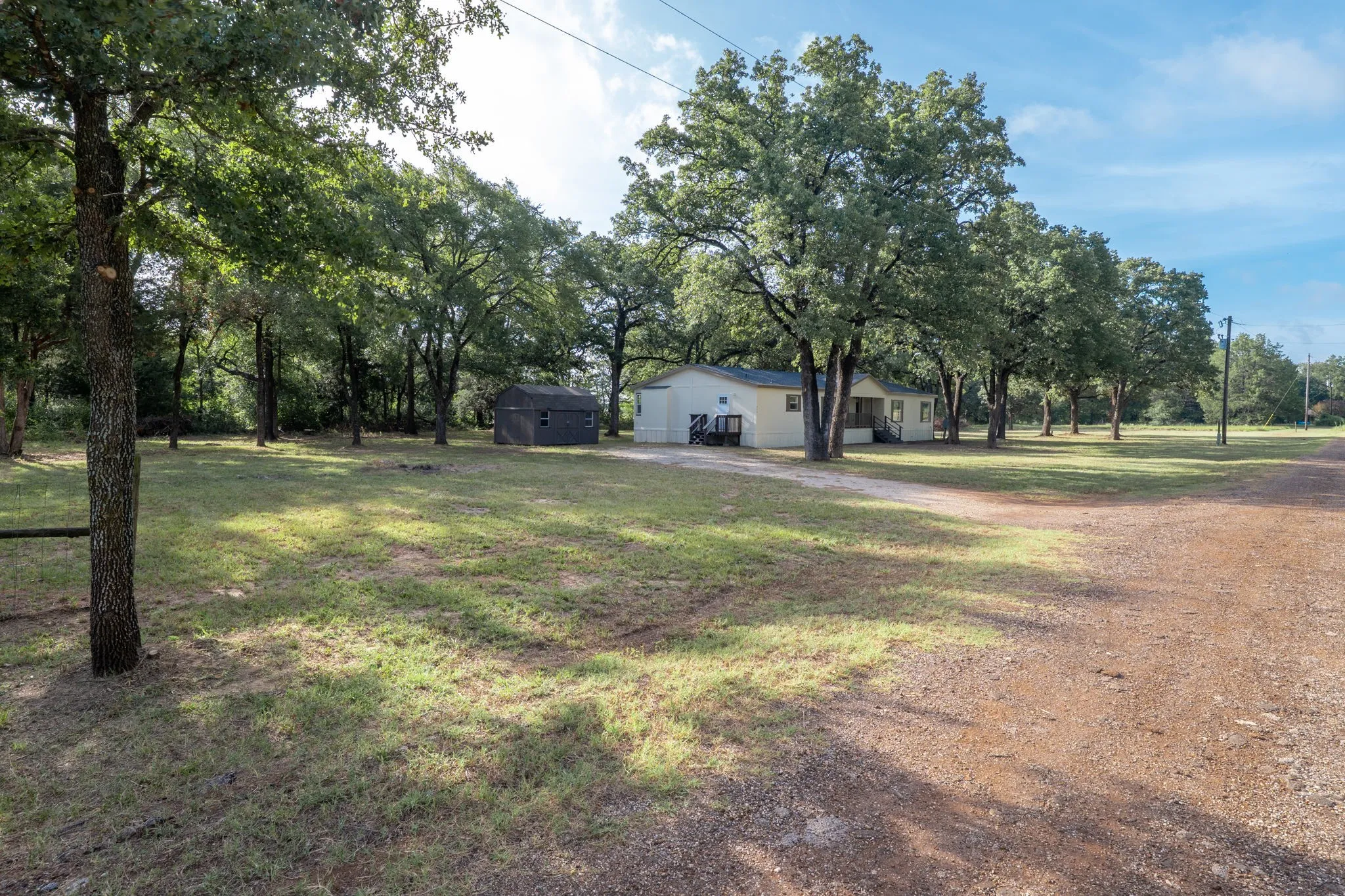 Mobile Home For Sale in Freestone County , 151 Private Road 958, Kirvin, Texas 75859, 4 Bedroom, 3 Bathroom, Garage spaces, 2,432 Sqft, built in 2007, mls#21346503, Real Estate Agent in Kirvin, Homes For Sale in Freestone county, Homes For Sale in Kirvin, Realtor in Kirvin Texas, Real Estate Brokerage Independent Realty Texas, Luminita Cordes Realtor