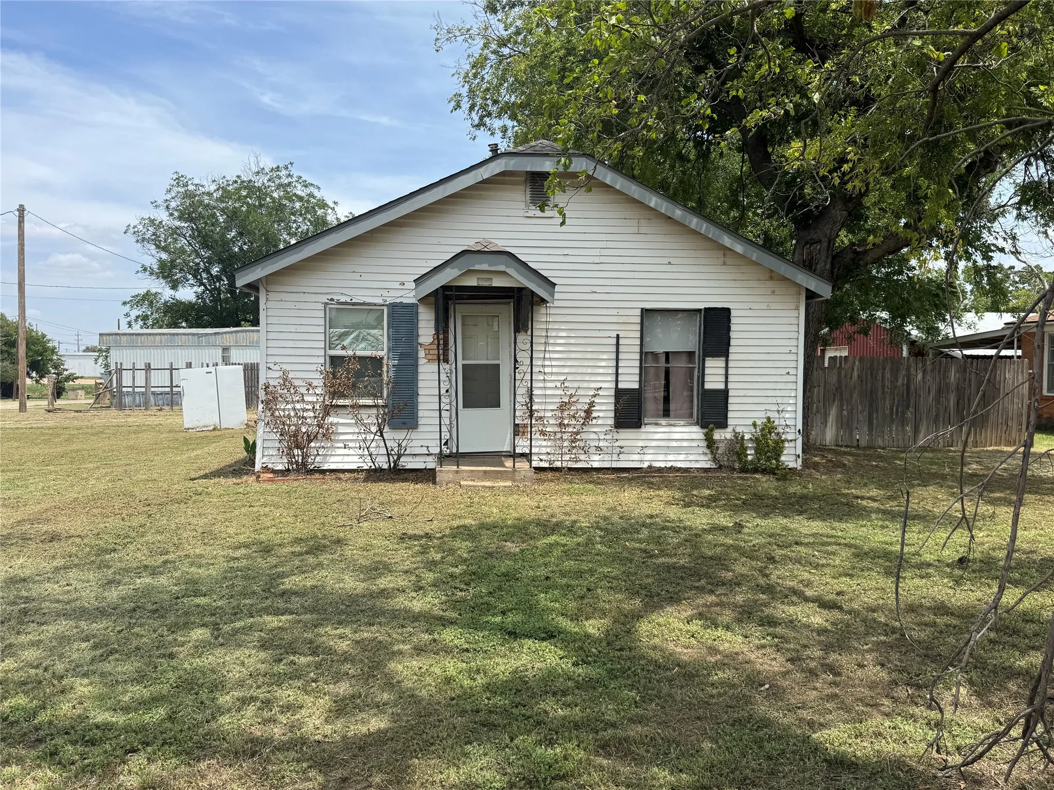 Single Family Residence For Sale in Haskell County , 301 S Ave G, Haskell, Texas 79521, 3 Bedrooms, 2 Bathrooms, Garage spaces, 2,628 Sqft, built in 1930, Price $57,000, mls#21347133, Real Estate Agent in Haskell, Homes For Sale in Haskell county, Homes For Sale in Haskell, Realtor in Haskell Texas, Real Estate Brokerage Independent Realty Texas, Luminita Cordes Realtor